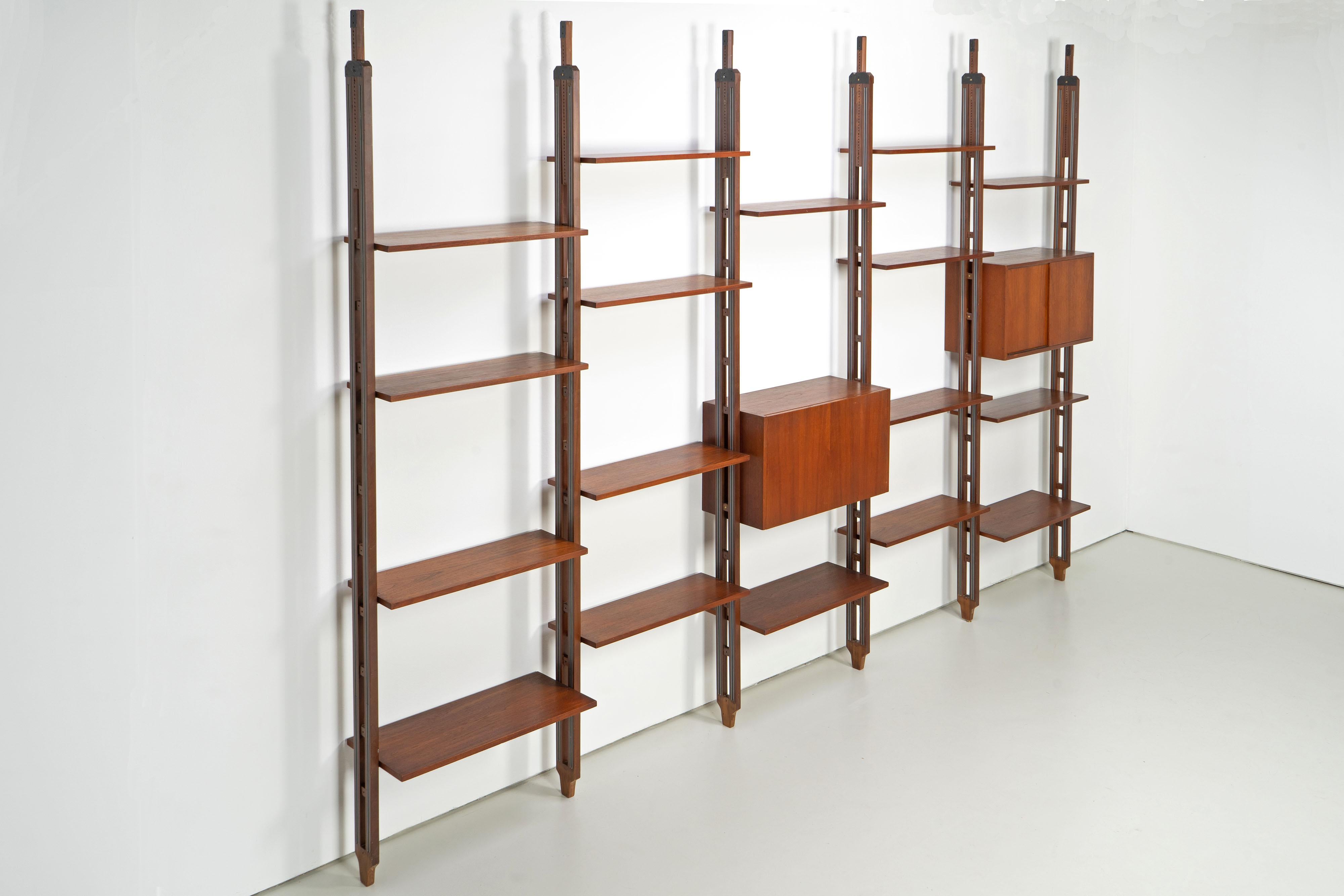 Mid-Century Modern Étagère-livre de séparation italienne de Paolo Tilche fabriquée en Italie, années 1960, teck en vente