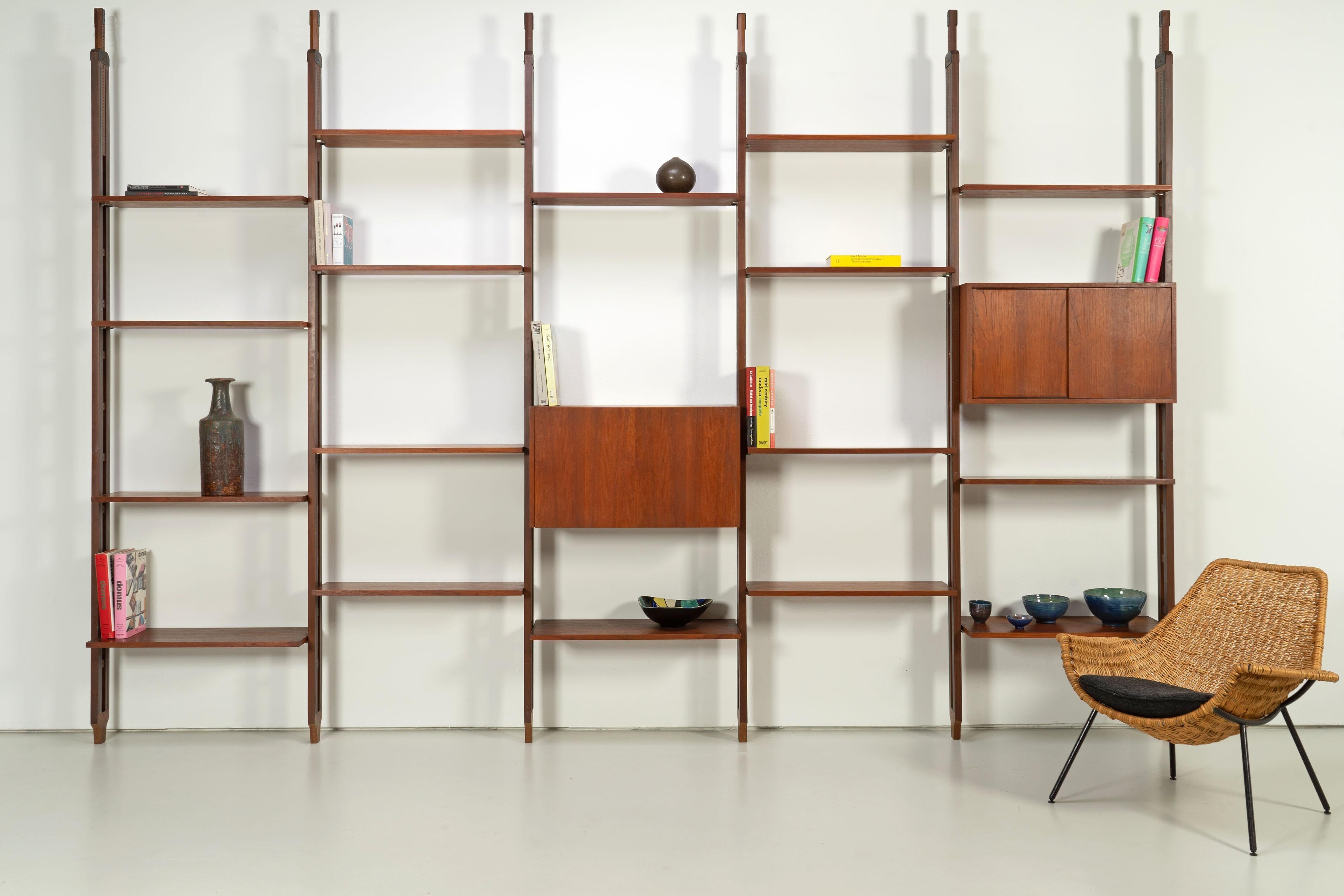 Italian Room Divider Book-Shelf by Paolo Tilche Made in Italy, 1960s, Teak In Good Condition In Rosendahl, DE