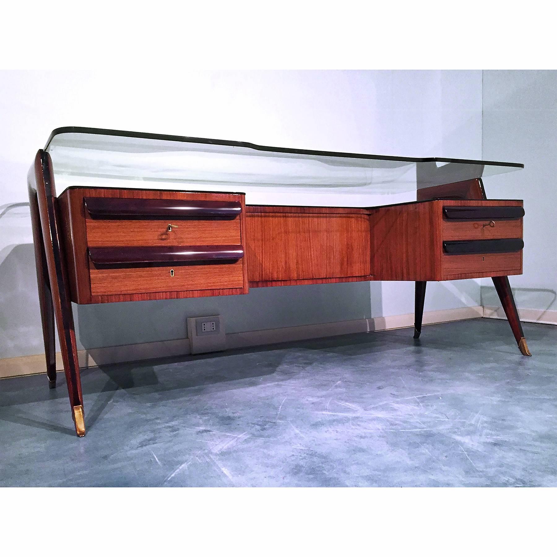 This stunning and impressive Italian executive desk is one of the masterpieces of the Italian designer Vittorio Dassi, a model type produced in Italy in the 1950s and specifically dedicated to an audience formed by professionals and senior