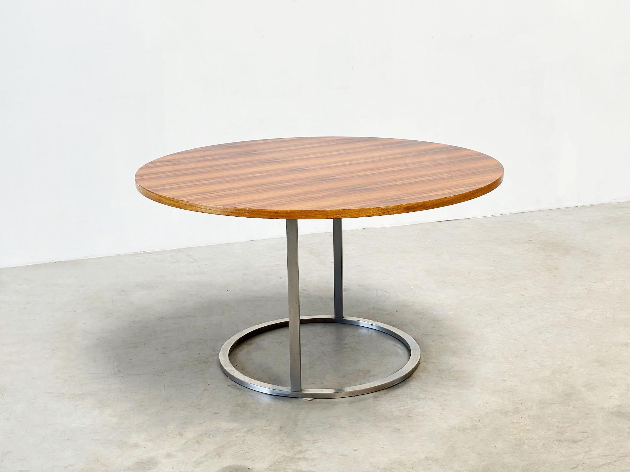 Table de salle à manger ronde en bois de rose italien
Cette table de salle à manger ronde des années 1970, probablement originaire d'Italie, est dotée d'une superbe structure en acier chromé et d'un riche plateau en bois de rose. Son design
