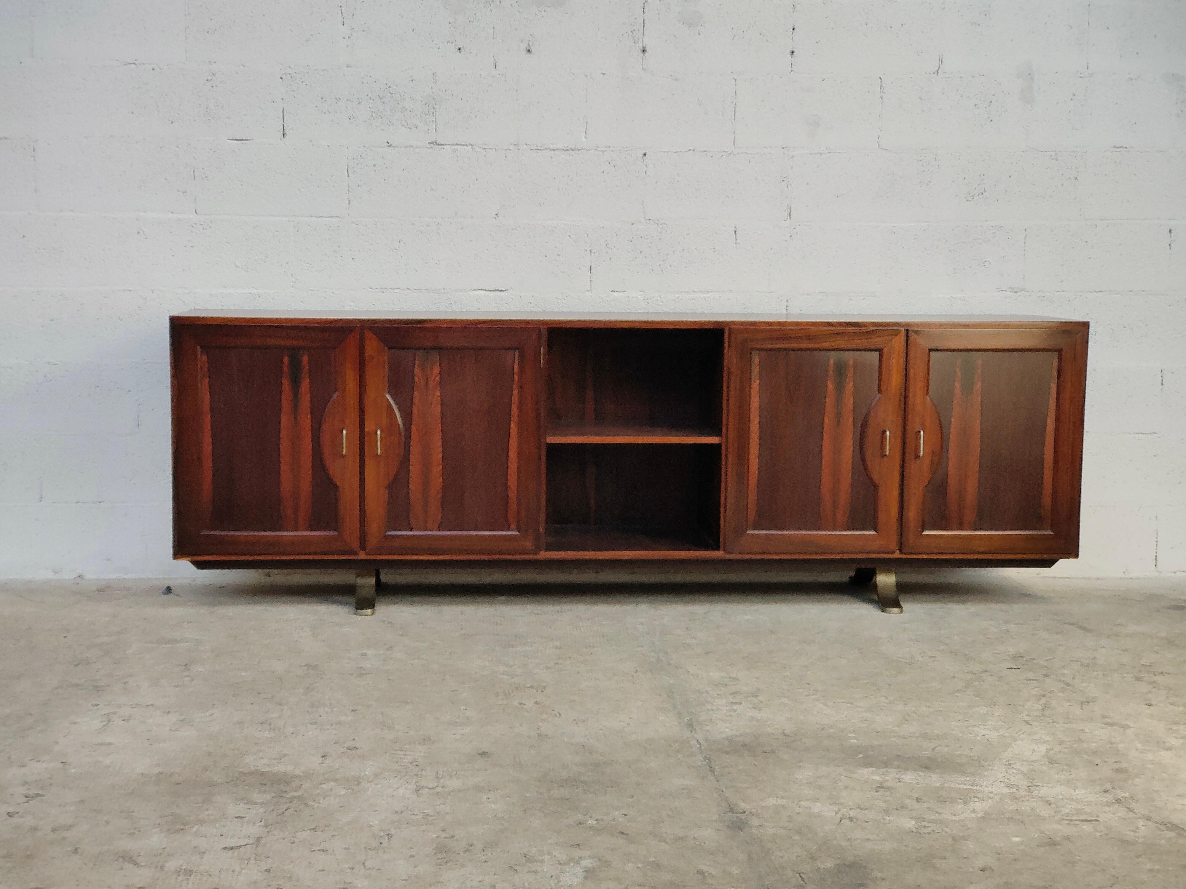 Wonderful wooden sideboard with metal feet diegned and produced in Italy in the 60s.
Found in a prestigious residence located in Veneto.
Of Fine quality and workmanship, it is in very good condition.
Dimensions: L 228 cm - D 46 cm - H 73.