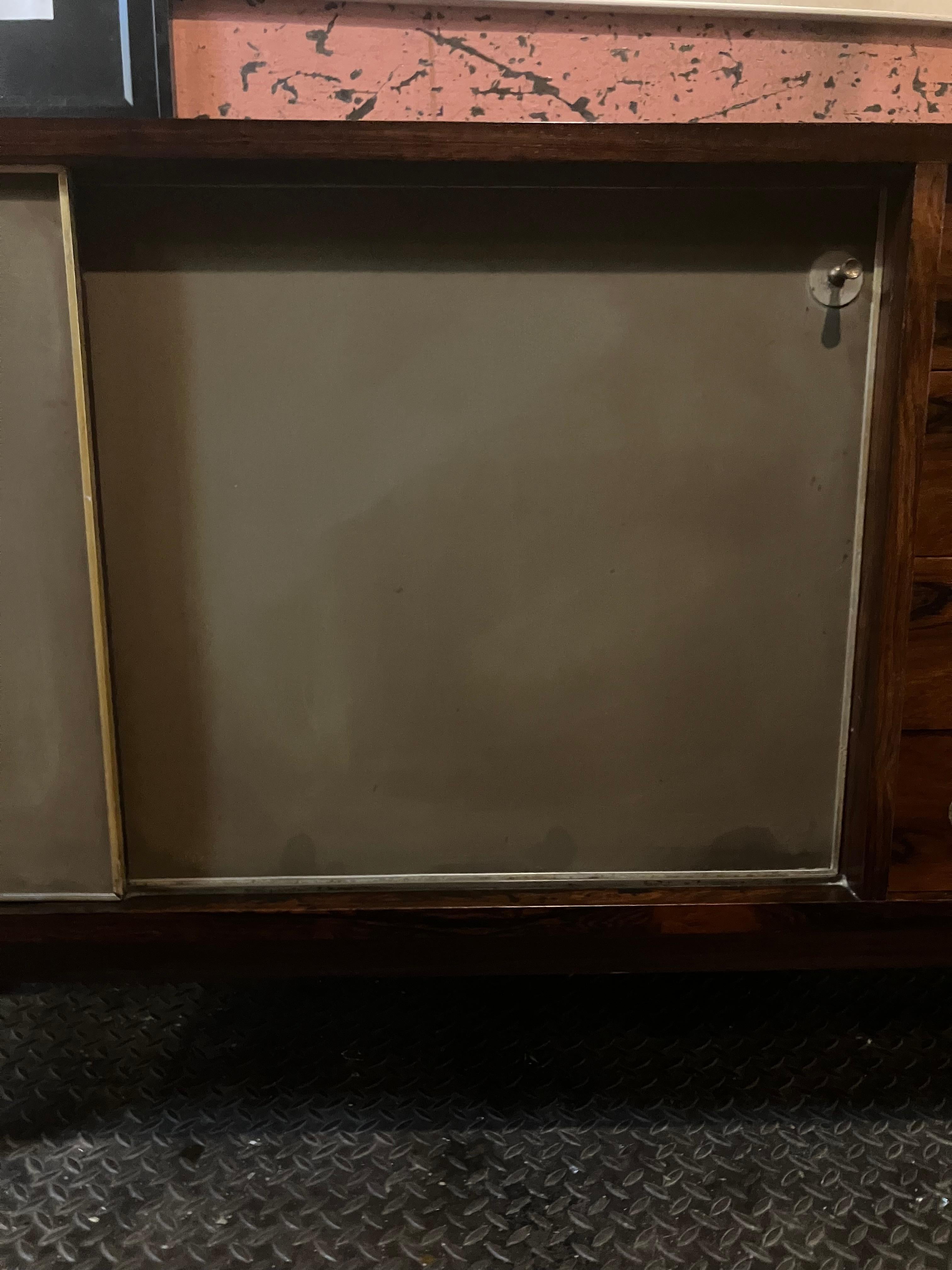 Buffet italien en bois de rose de Georges Coslin pour 3V Arredamenti Padova en vente 11