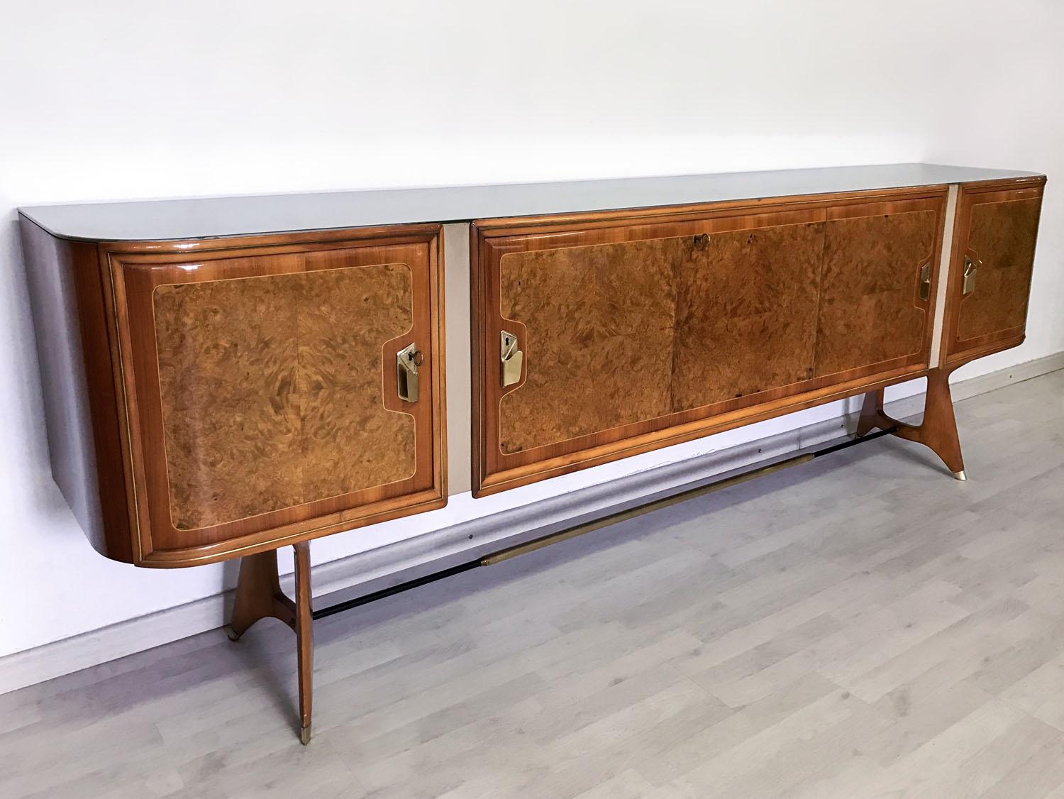 Rare Italian sideboard six-doors designed by Vittorio Dassi in the 1950s.
It's a very fine item made of precious materials as well as the six-doors of birch briar root, finished with brass handles.
Its base is made of solid wood legs finished with