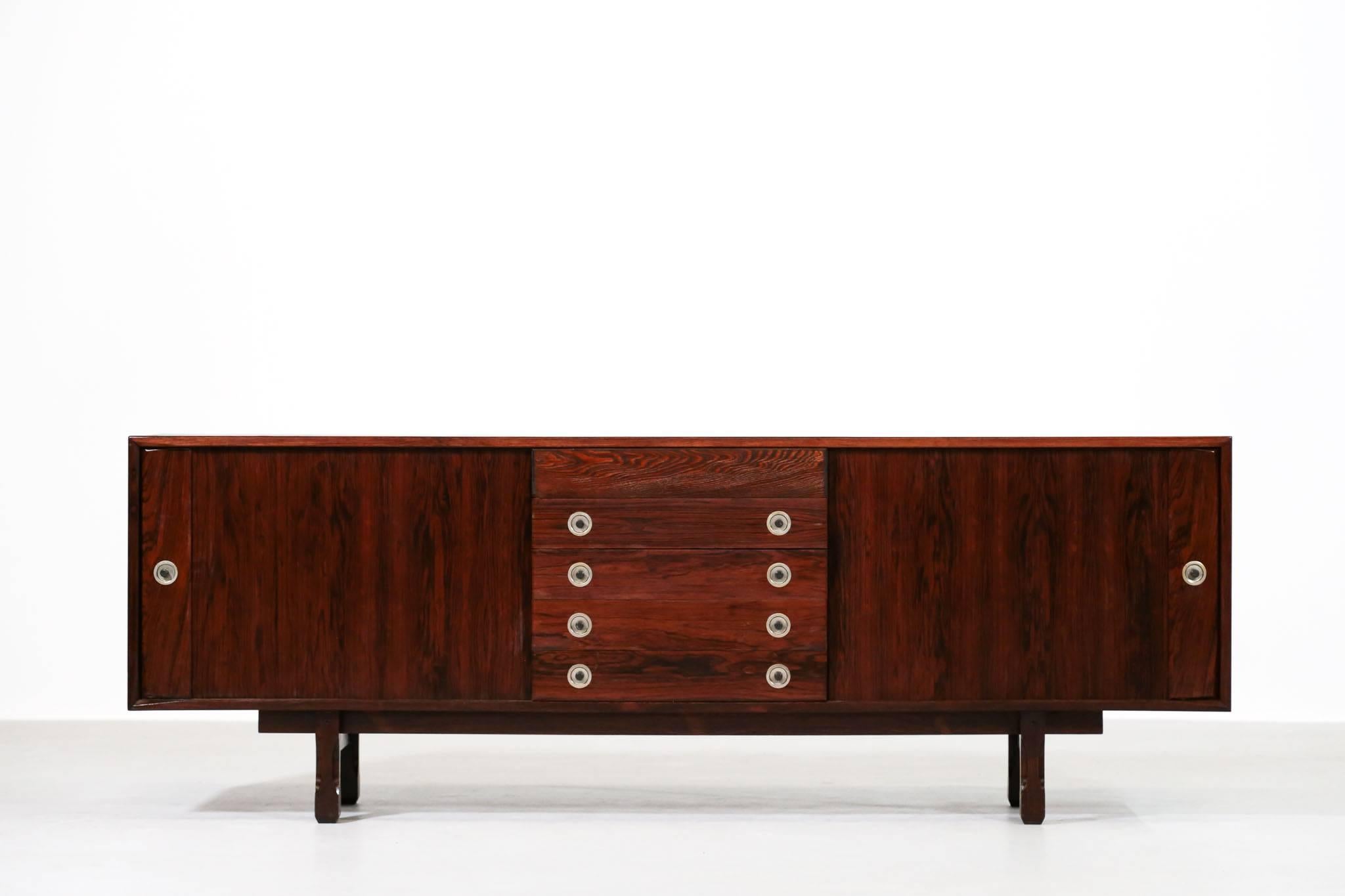 Vintage Italian sideboard.
Great design.
Two sliding doors with four drawers (the first one is not origin).