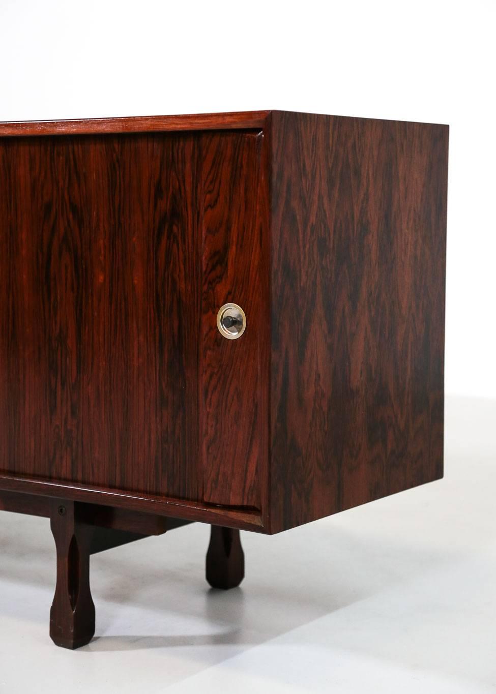 Credenza italiana in palissandro, design anni '60 nello stile di Gianfranco Frattini In condizioni buone in vendita a Ternay, Auvergne-Rhône-Alpes