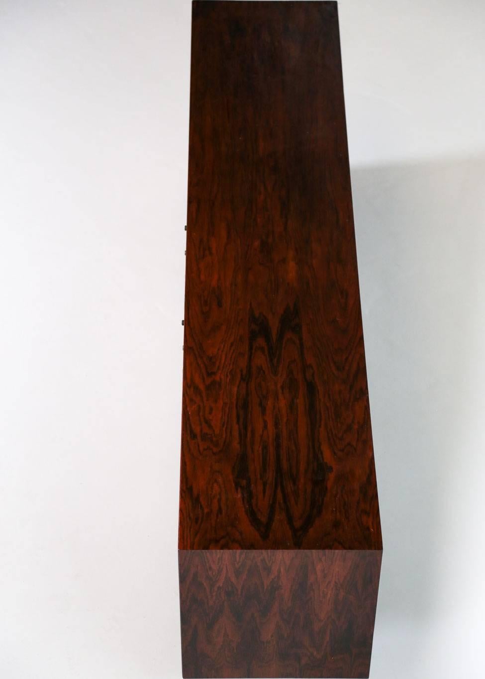 Italienisches Sideboard aus Palisanderholz, 1960er Jahre, Design im Stil von Gianfranco Frattini im Angebot 3