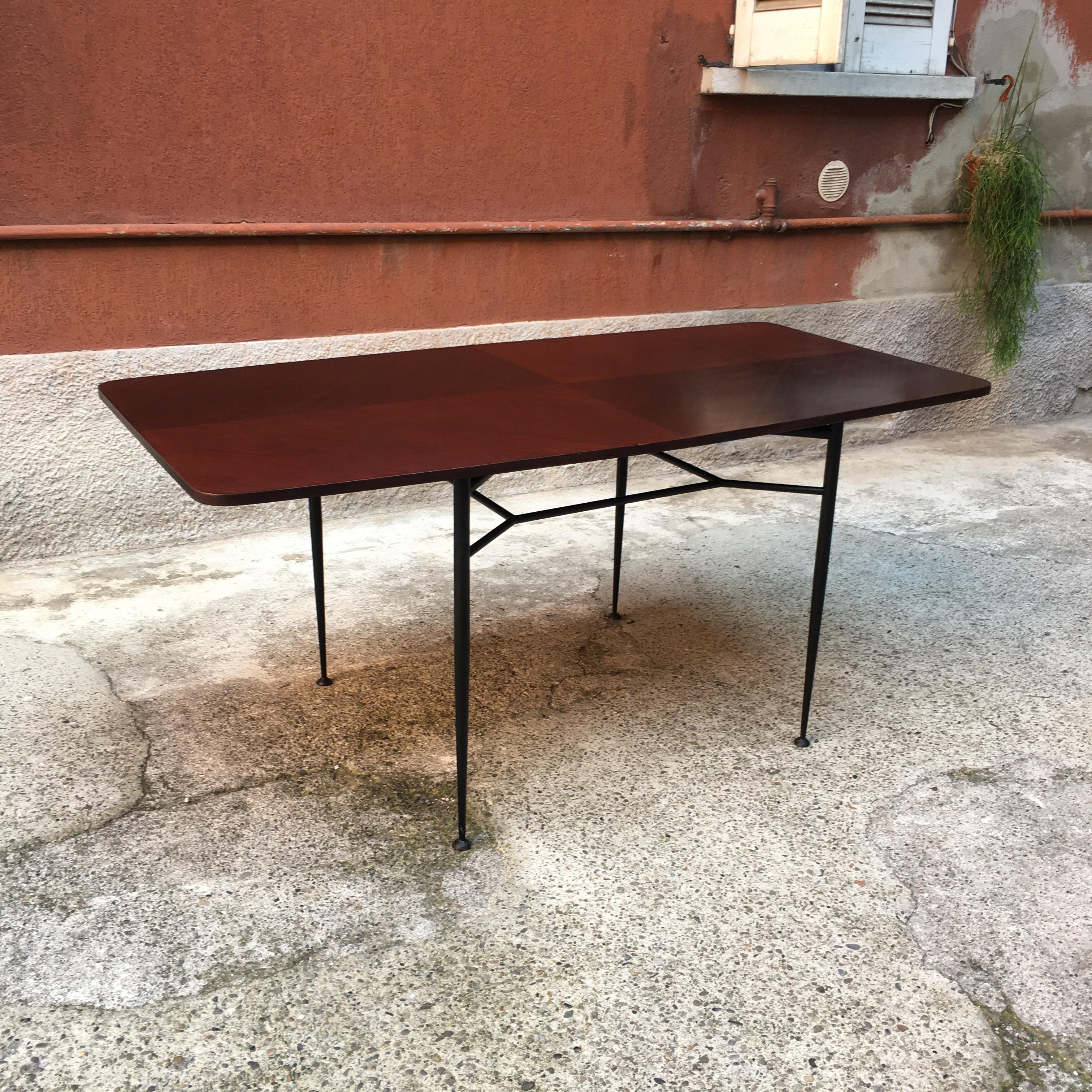 Italian Rosewood Top and Black Metal Paw Dining Table, 1960s
Rosewood rectangular top table with rounded corners, concentric pattern on the wood and black metal paw
Restored and in perfect condition.