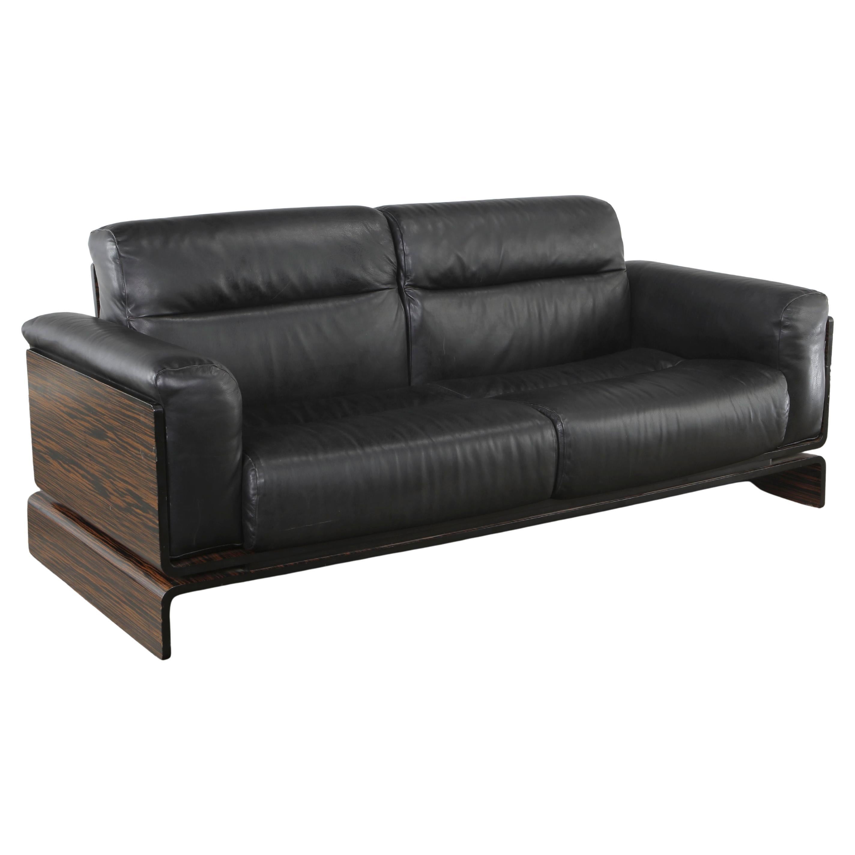 Sofá italiano de plataforma de chapa de palisandro y cuero negro, años 60