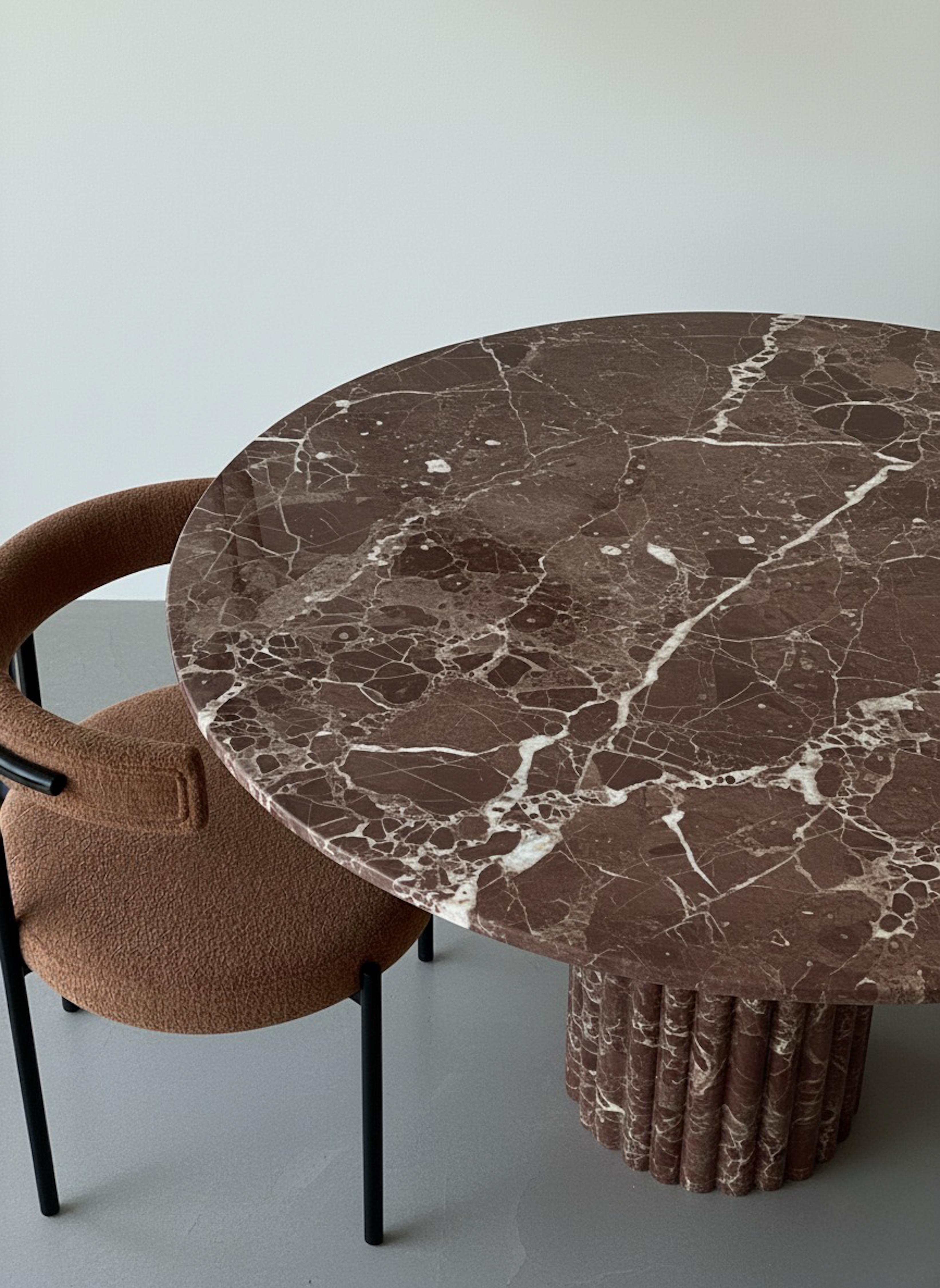 Mesa redonda italiana de mármol Rosso Levanto - Mesa de comedor escultural hecha a mano Artes y manualidades en venta
