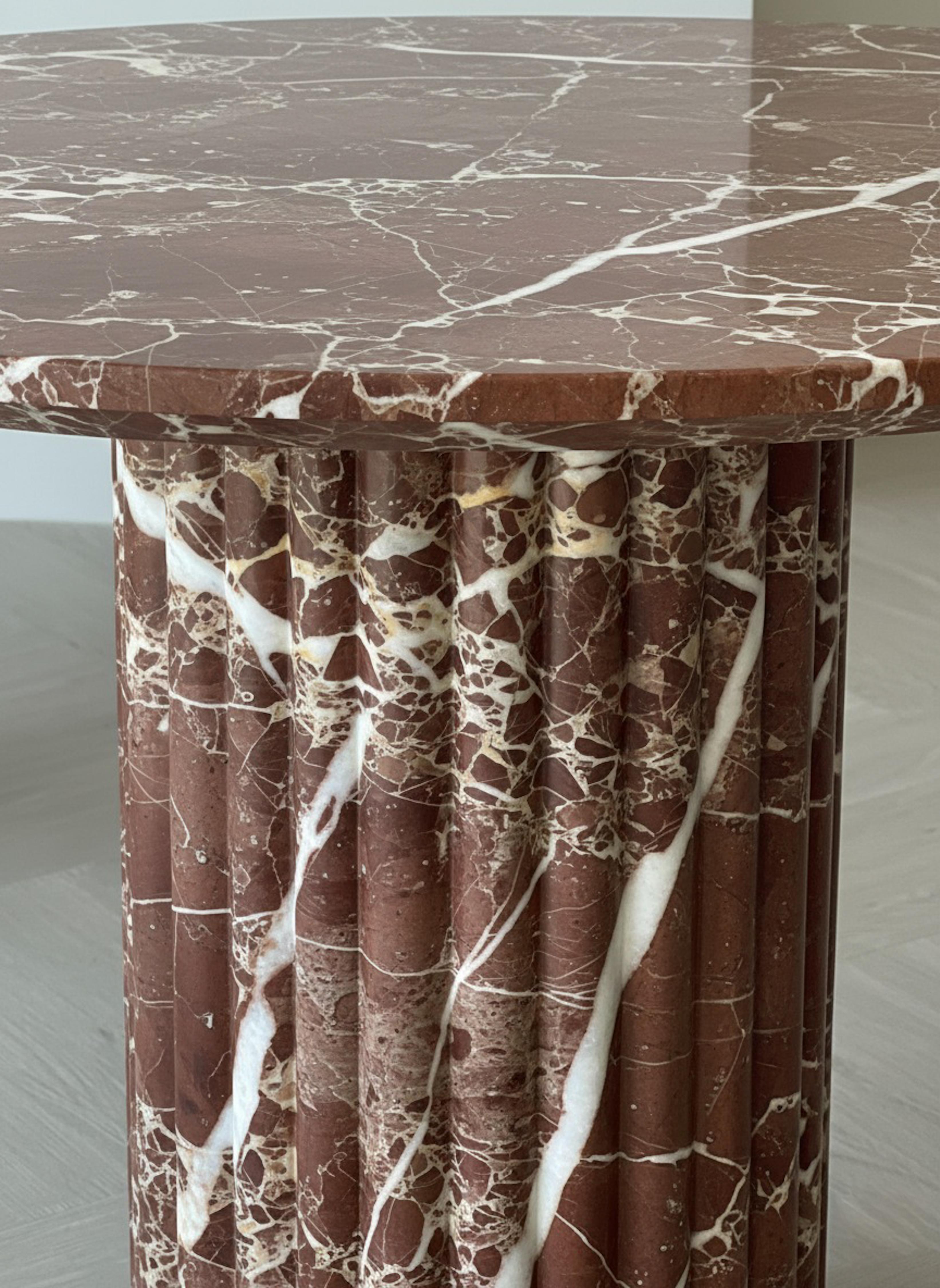 Mesa redonda italiana de mármol Rosso Levanto - Mesa de comedor escultural hecha a mano Tallado en venta