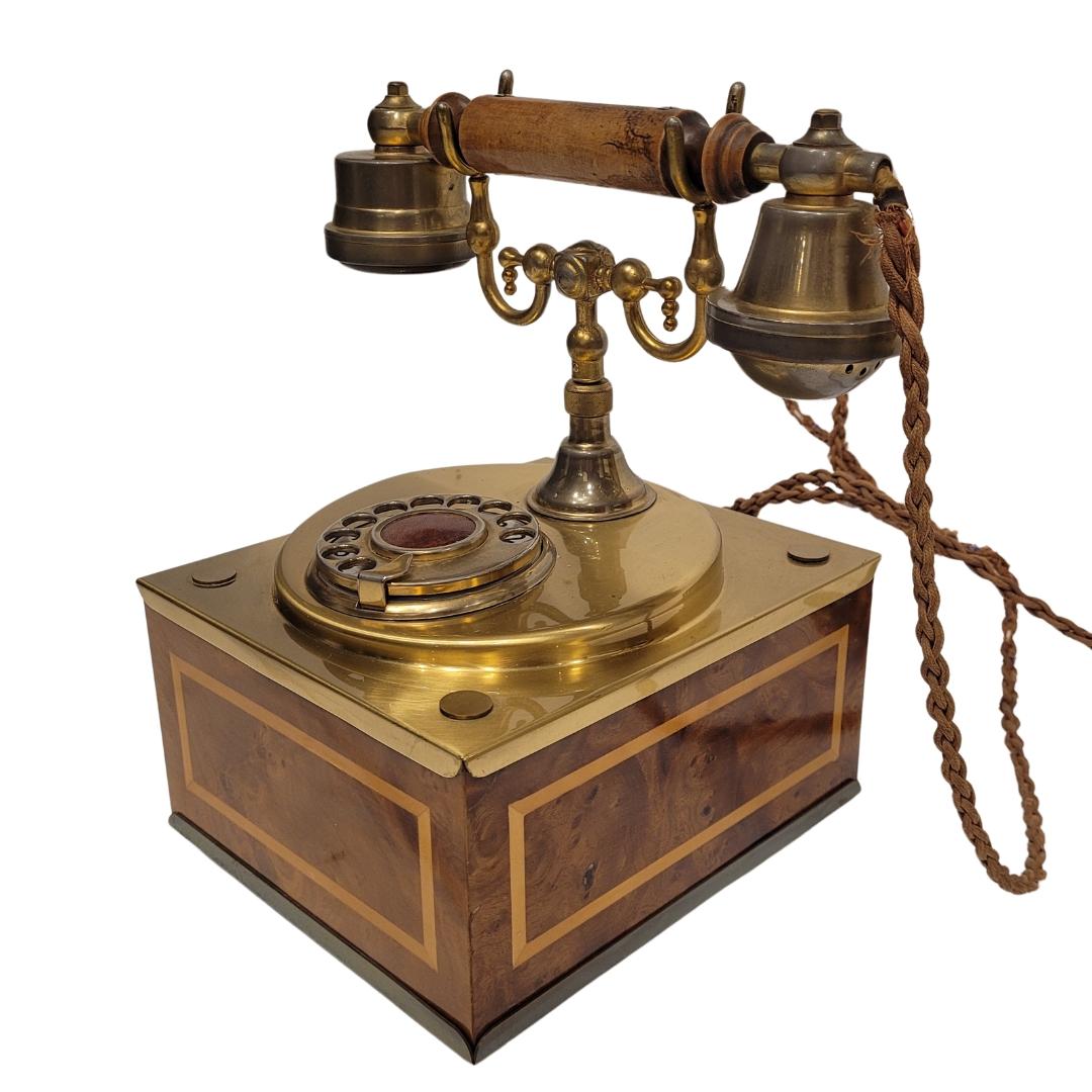 Italienisches Vintage-Drehwahltelefon mit Intarsien
Ein großes und seltenes Vintage-Telefon mit Wählscheibe und einem schönen Intarsiengehäuse. Die Form mit einer Einfassung aus Zitronengrasholz verleiht dem Stück Eleganz und Vornehmheit.
Der Arm