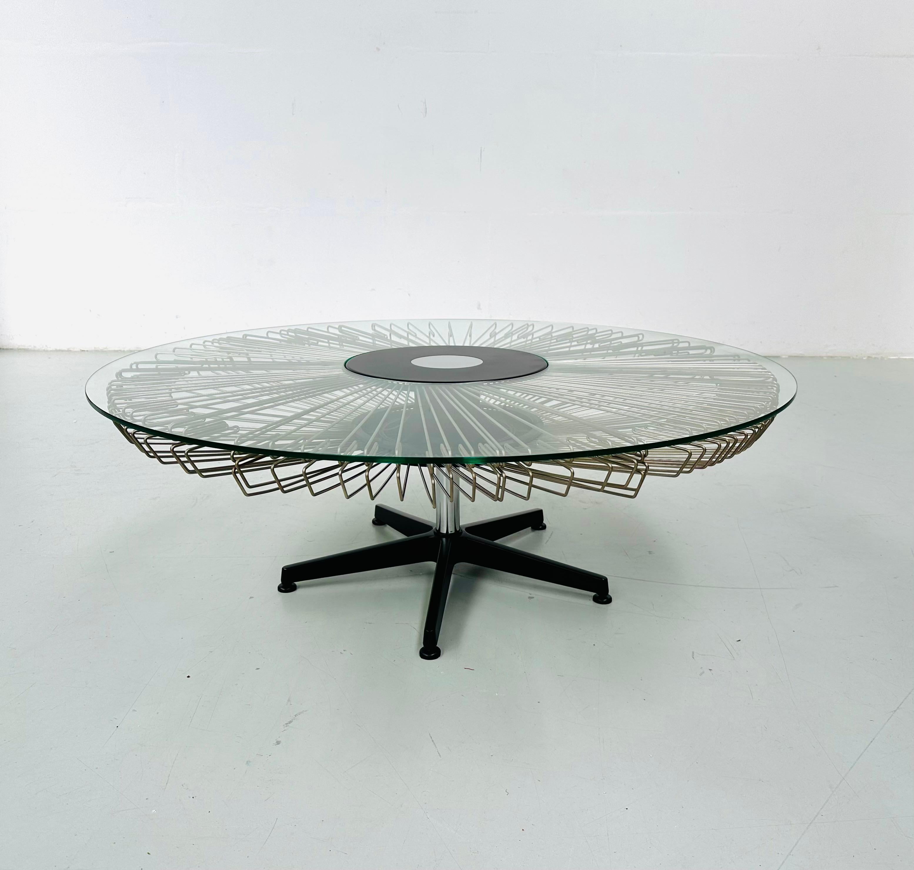 20ième siècle Table basse italienne rotative en verre et métal conçue pour Prada, années 1990 en vente