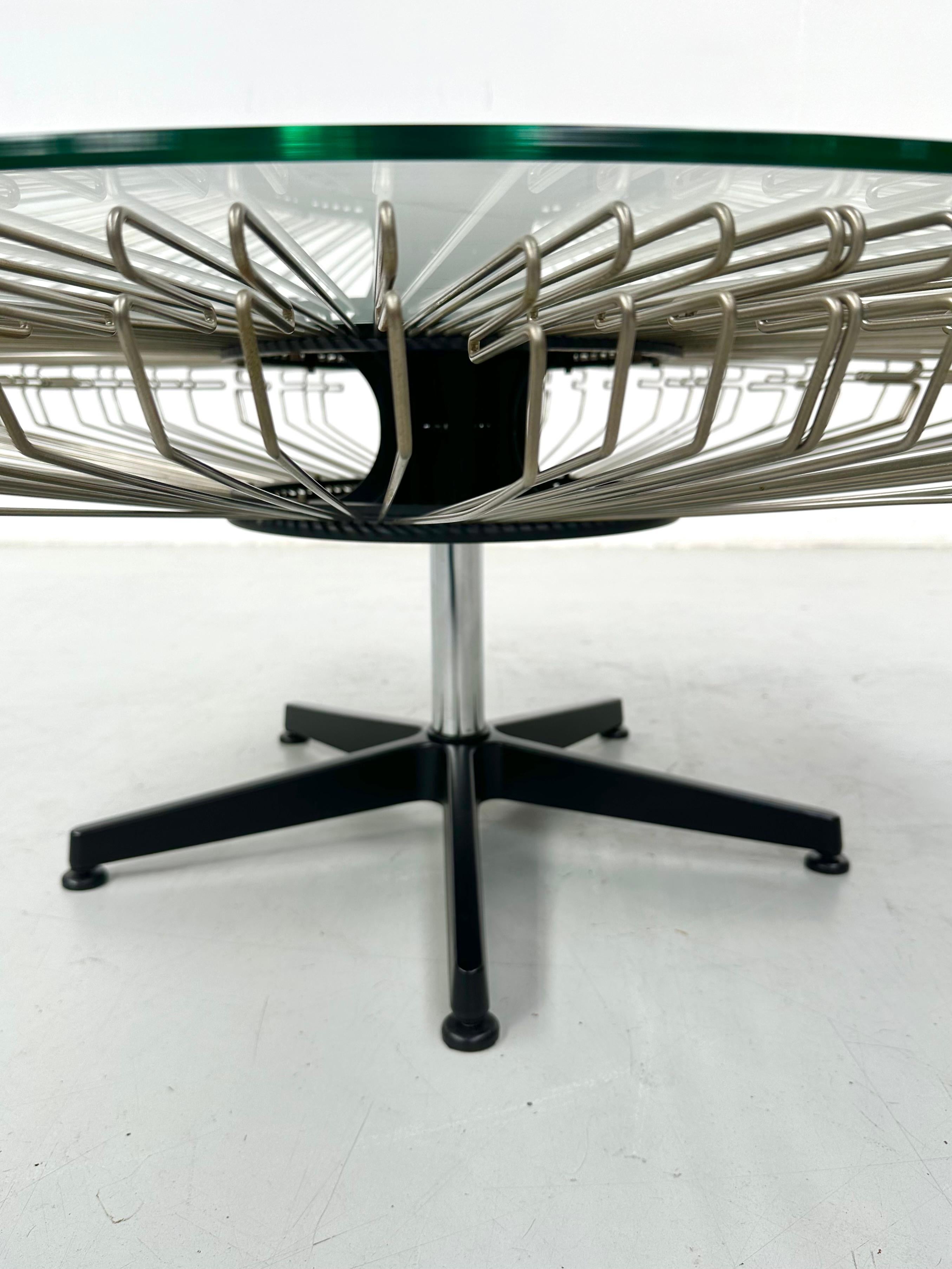 Table basse italienne rotative en verre et métal conçue pour Prada, années 1990 en vente 1