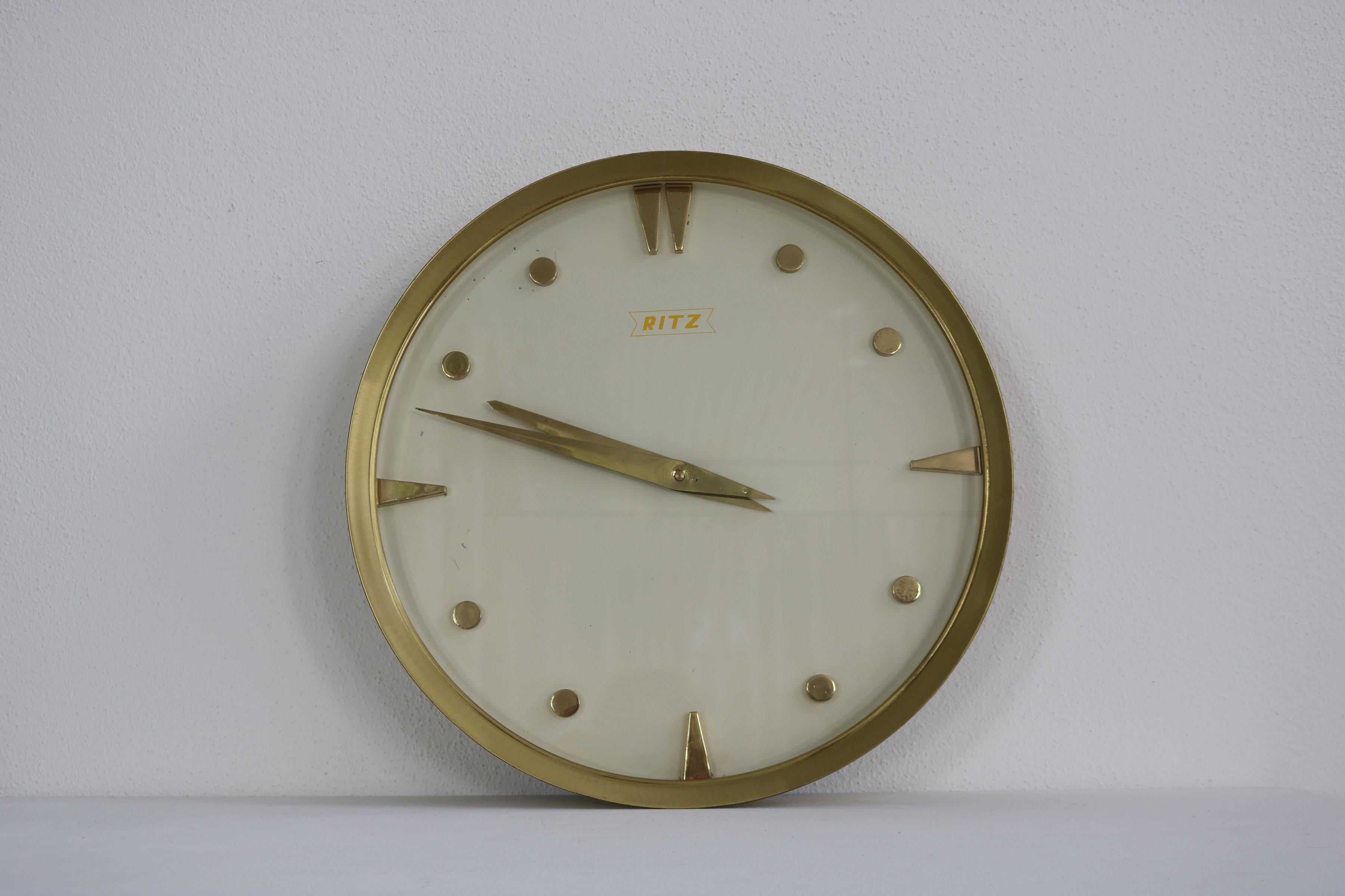 Horloge murale, vers 1956
Ritz-Italora, Milan
Tôle de laiton, laiton, cadran d'horloge laqué blanc.