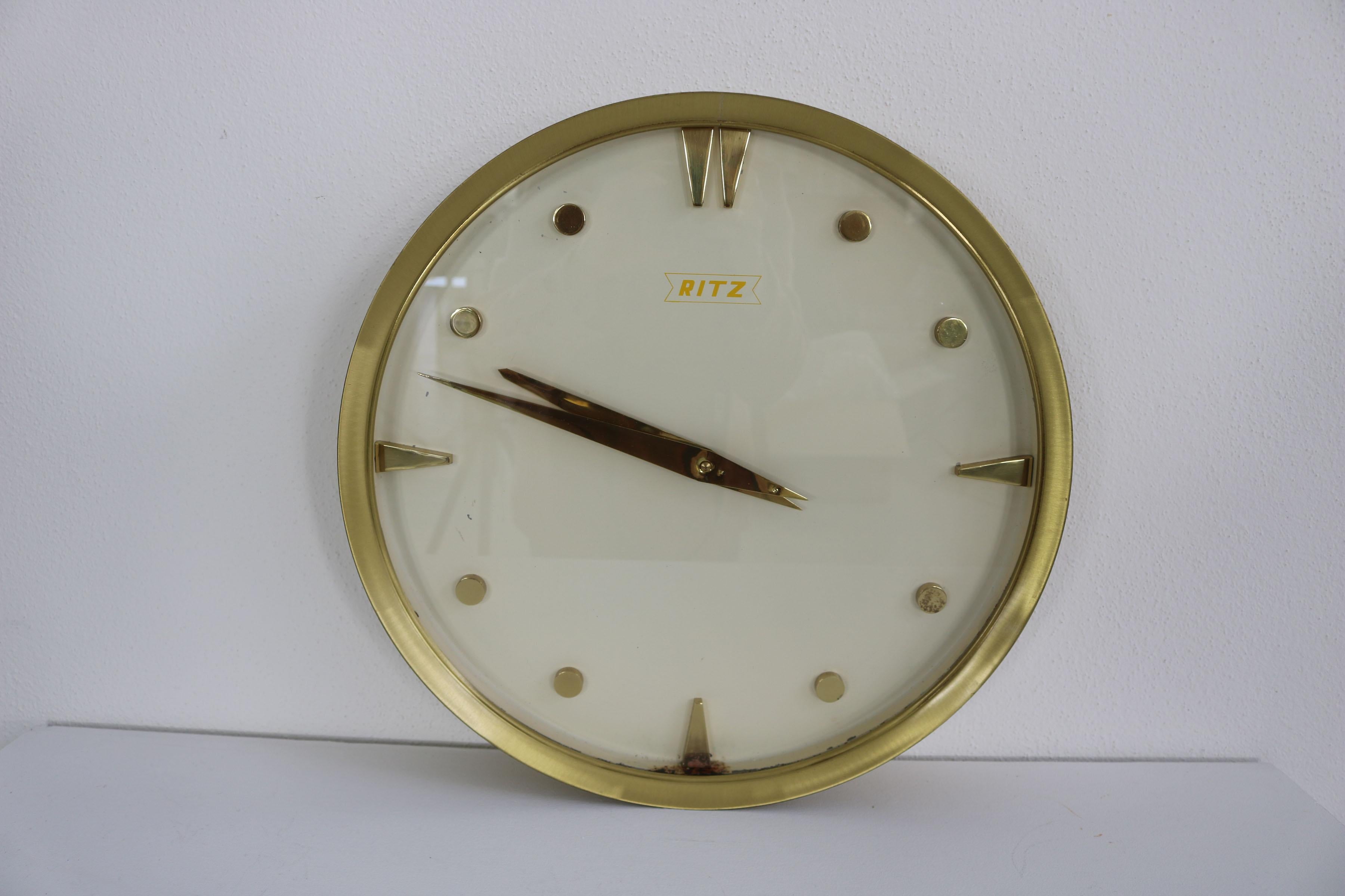 Mid-Century Modern Italian round 1960s wall clock with brass frame made by Ritz-Italora, Milan For Sale