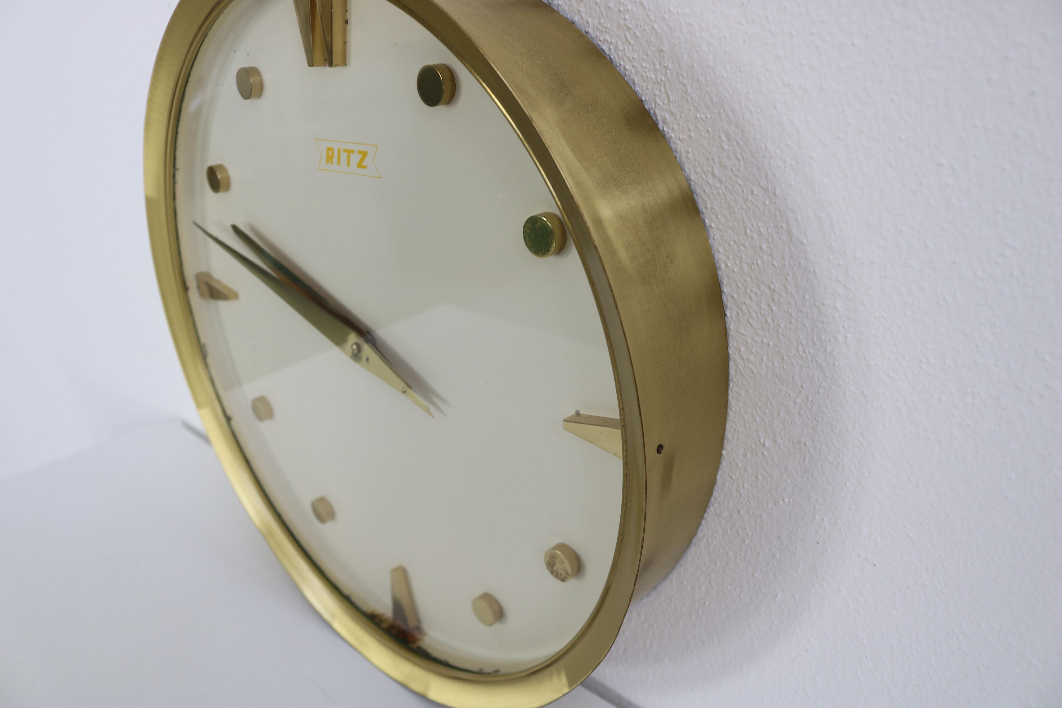 Italian round 1960s wall clock with brass frame made by Ritz-Italora, Milan In Fair Condition For Sale In Wolfurt, AT