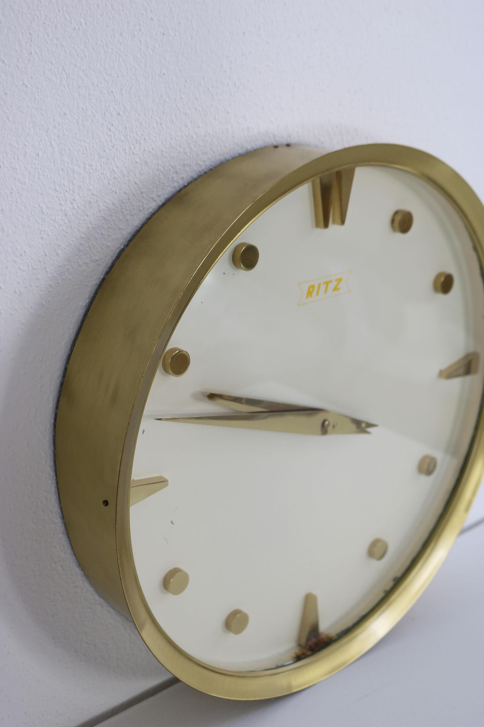 20ième siècle Horloge murale italienne ronde des années 1960 avec cadre en laiton fabriquée par Ritz-Italora, Milan en vente