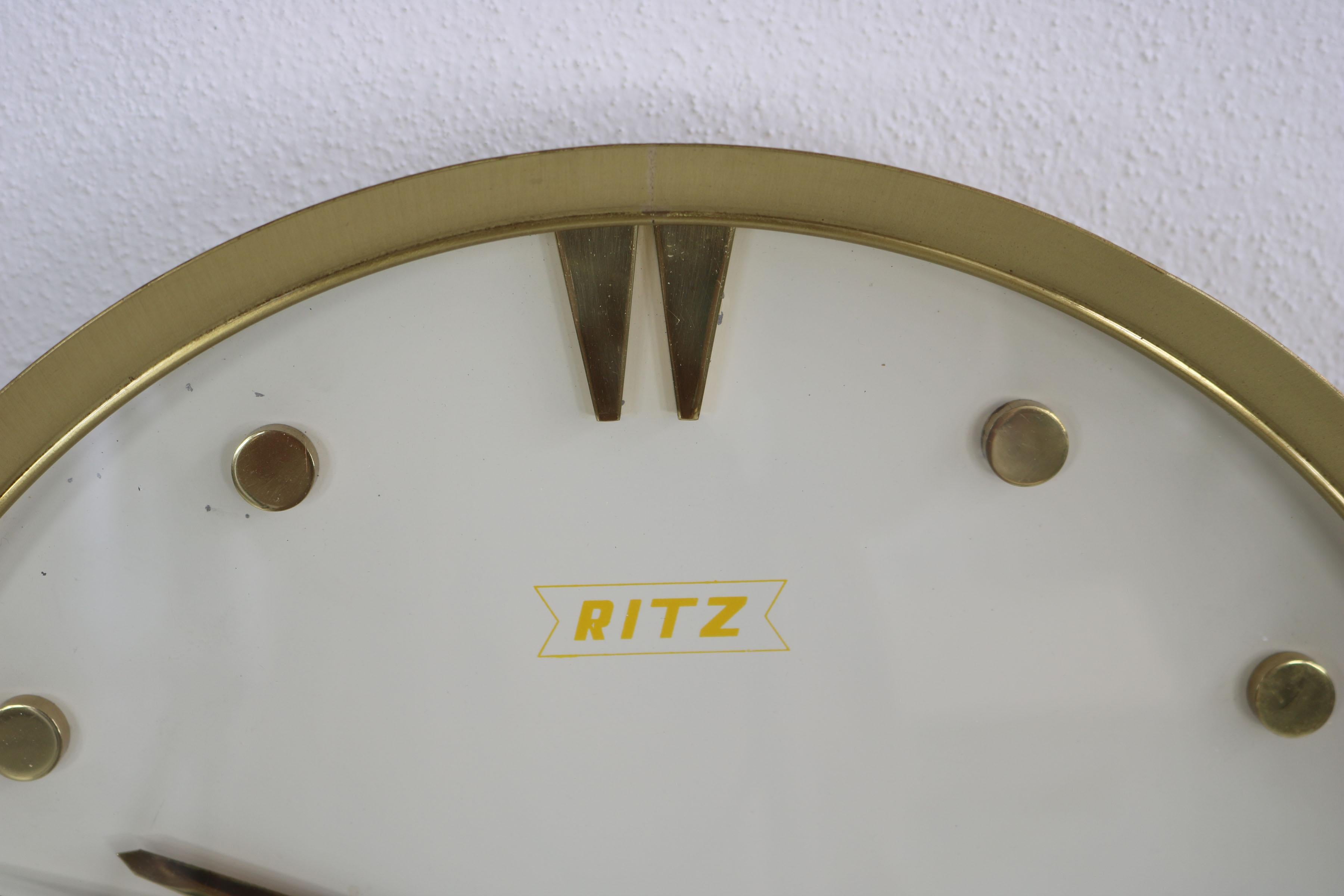 Horloge murale italienne ronde des années 1960 avec cadre en laiton fabriquée par Ritz-Italora, Milan en vente 1