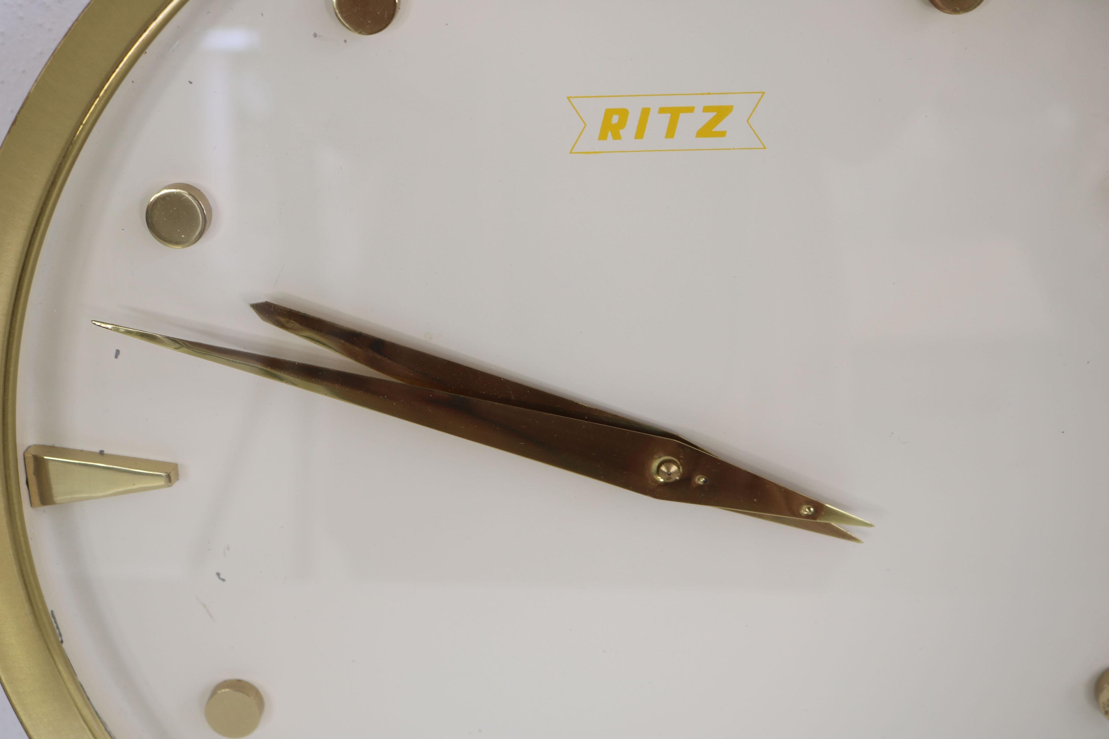Italian round 1960s wall clock with brass frame made by Ritz-Italora, Milan For Sale 2
