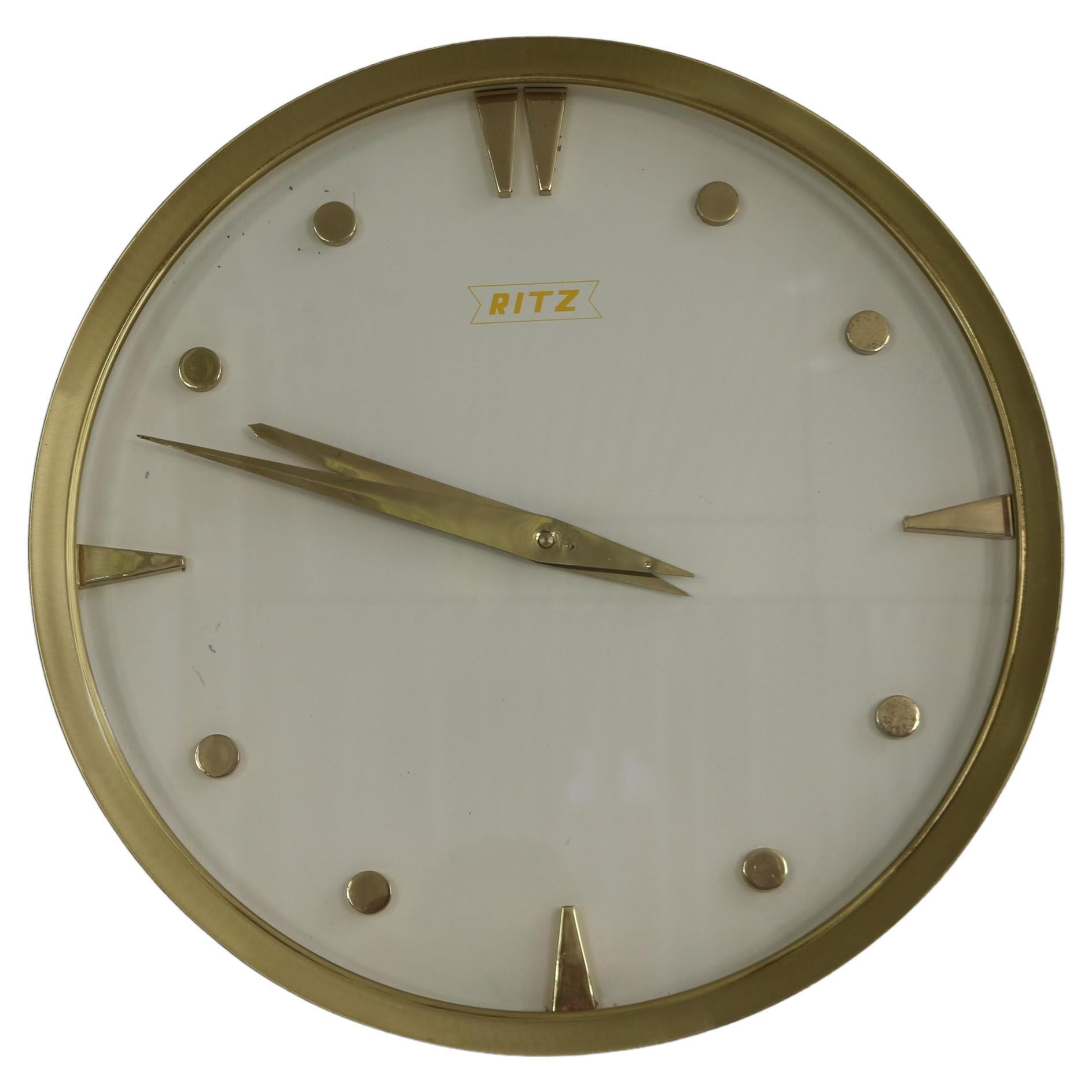 Horloge murale italienne ronde des années 1960 avec cadre en laiton fabriquée par Ritz-Italora, Milan en vente
