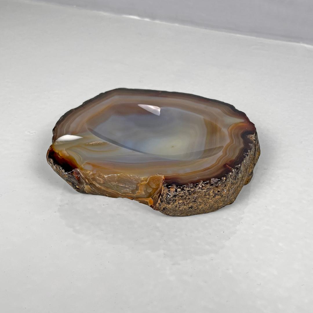 Italian round agate stone soap dish or ashtray, 20th century
Soap dish with a rounded base made from an agate stone. The edges are rough and irregular, while the internal part is smooth and shiny and shows all the natural decorations of the stone