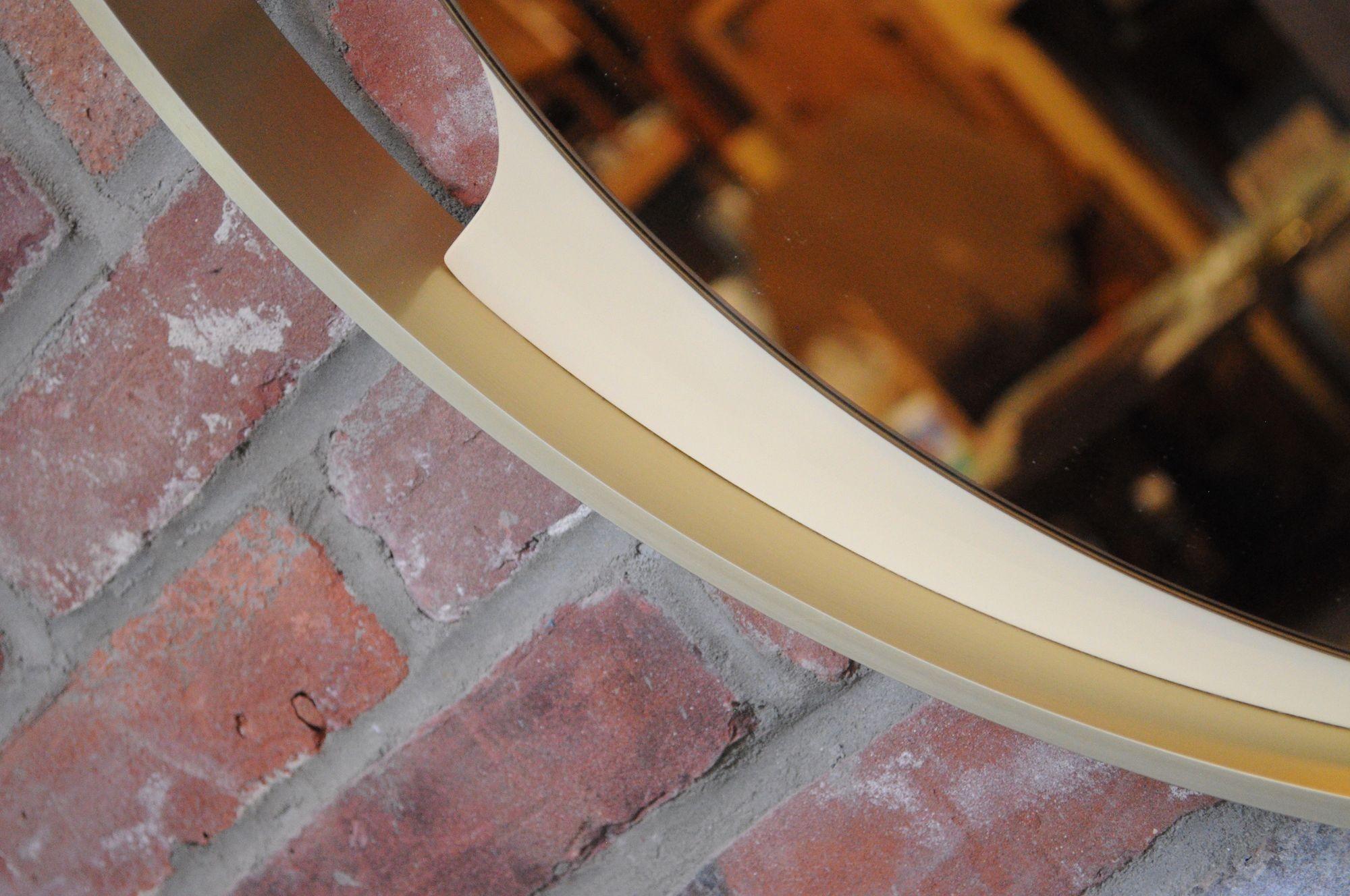 Specchio da parete architettonico italiano rotondo in alluminio con vetro bronzato di Rimadesio in vendita 2