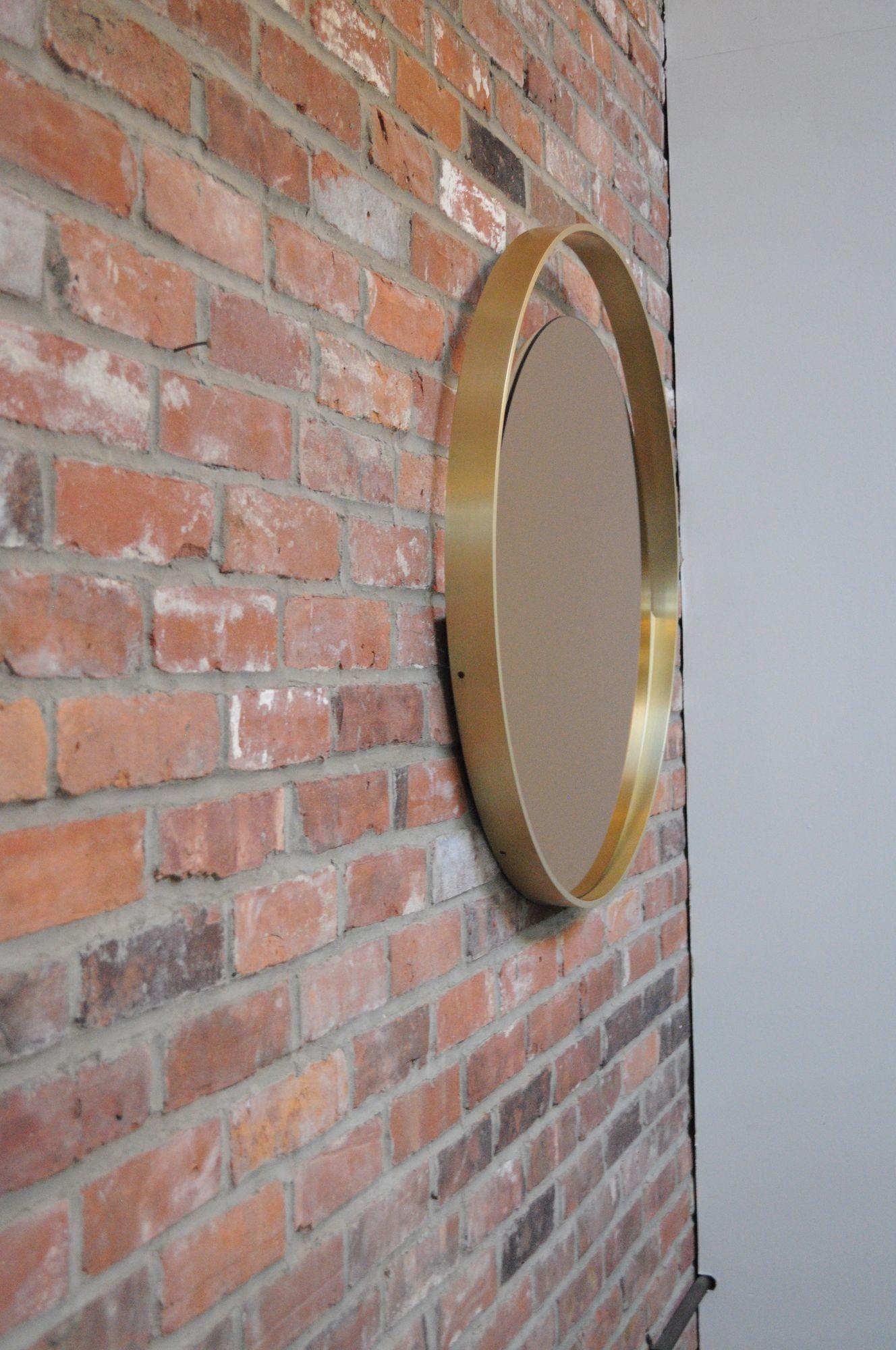 Italiano Specchio da parete architettonico italiano rotondo in alluminio con vetro bronzato di Rimadesio in vendita