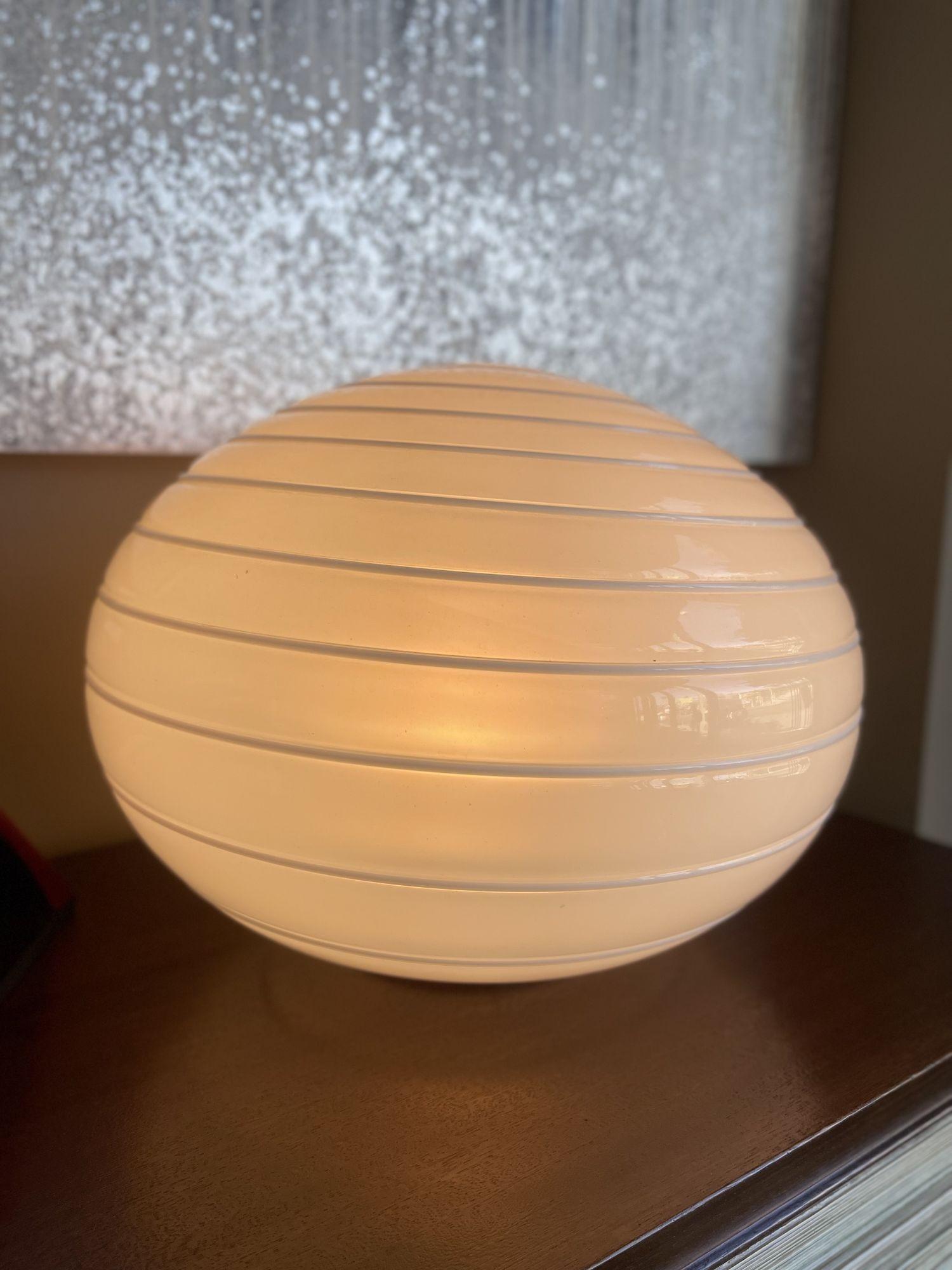 Italian Round Ball Swirl Glass Table Lamp In Good Condition For Sale In Los Angeles, CA
