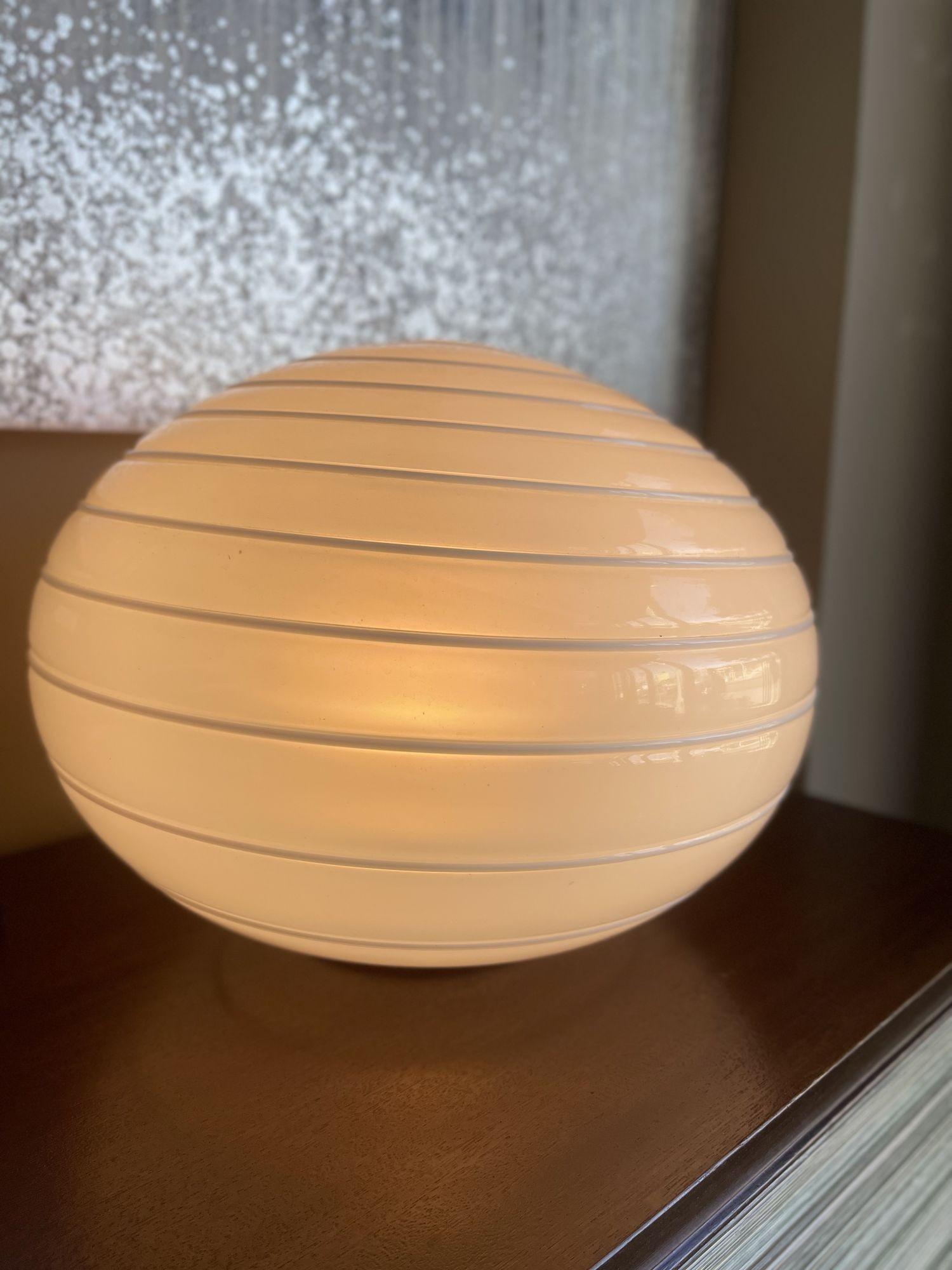 Late 20th Century Italian Round Ball Swirl Glass Table Lamp For Sale
