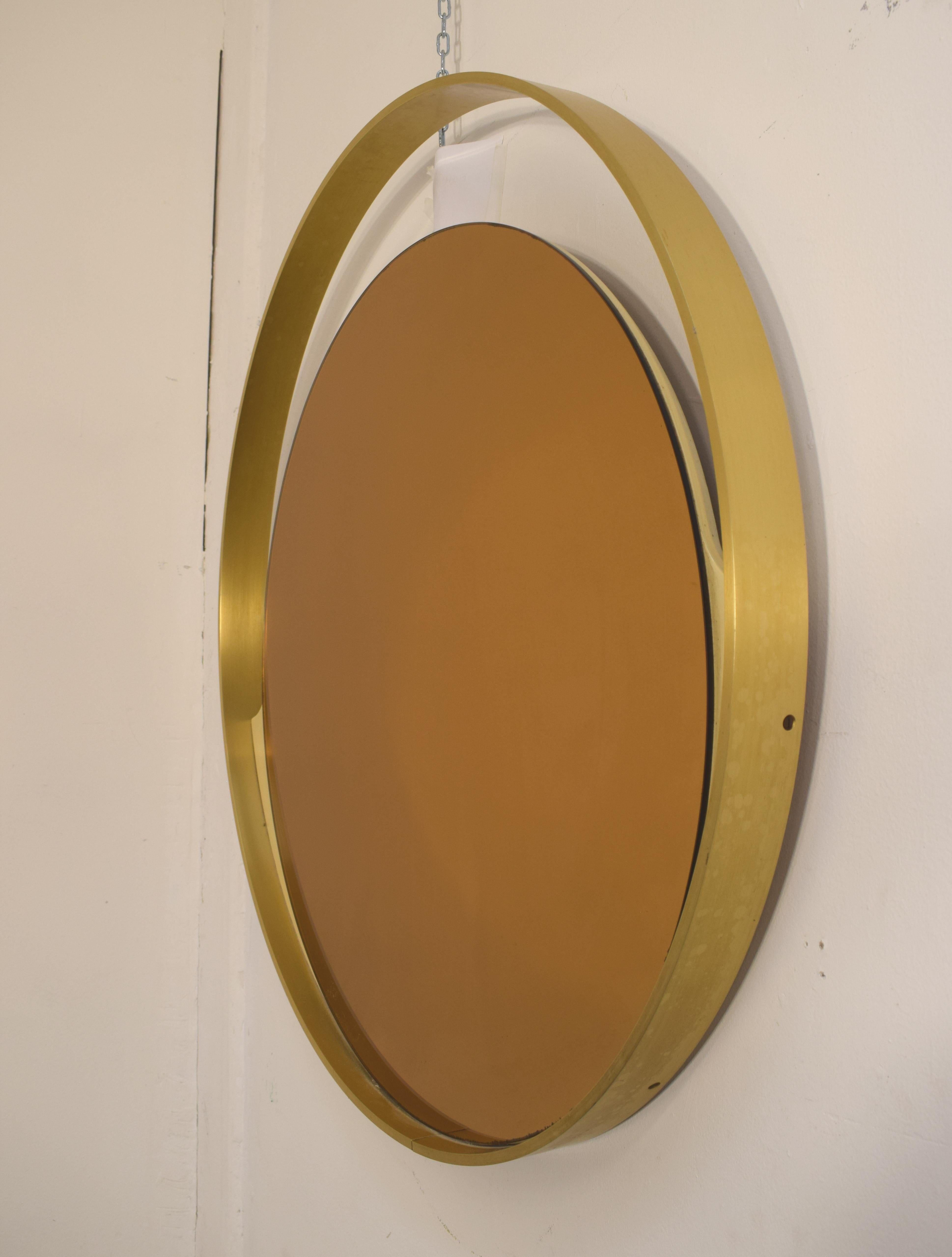 Miroir rond italien en laiton, années 1960.

Dimensions : D= 80 cm ; D= 5 cm.