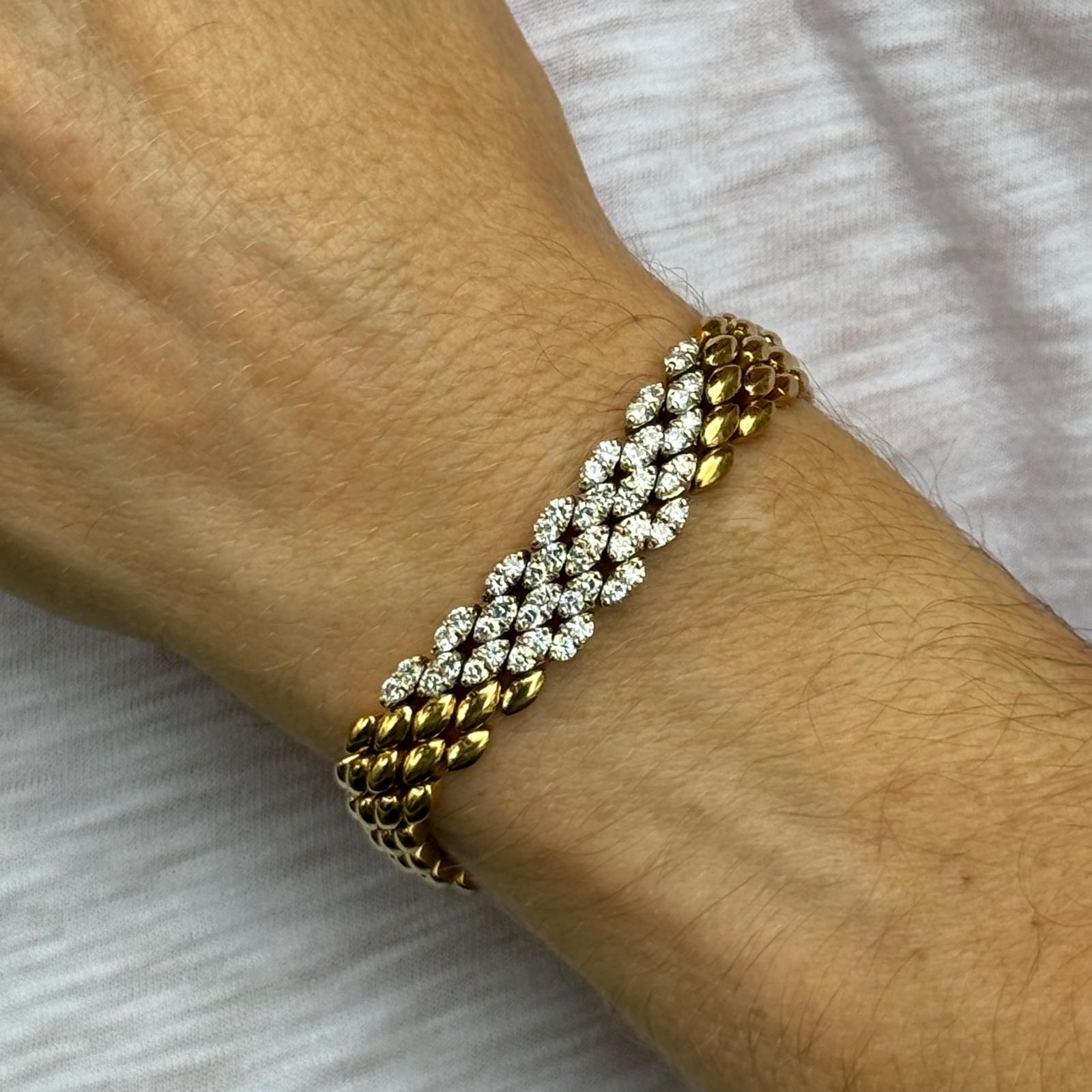 Fabricada en oro amarillo de 18 quilates, esta elegante pulsera italiana de eslabones estilo pantera luce una llamativa hilera de diamantes redondos talla brillante engastados en el centro de la pulsera. Cincuenta brillantes diamantes, con un total