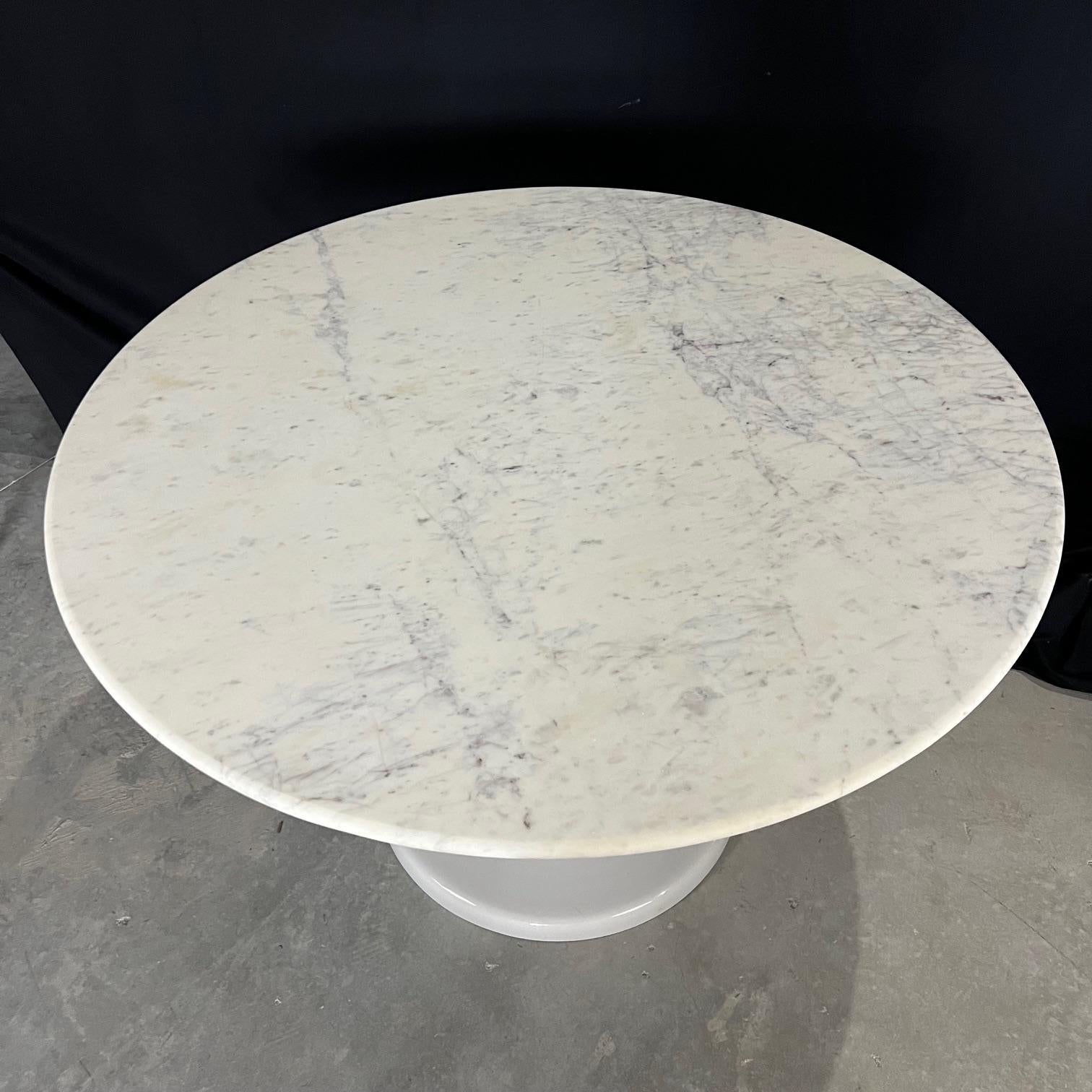 Mid-Century Modern  Table de salle à manger italienne ronde à plateau en marbre Carrera en vente