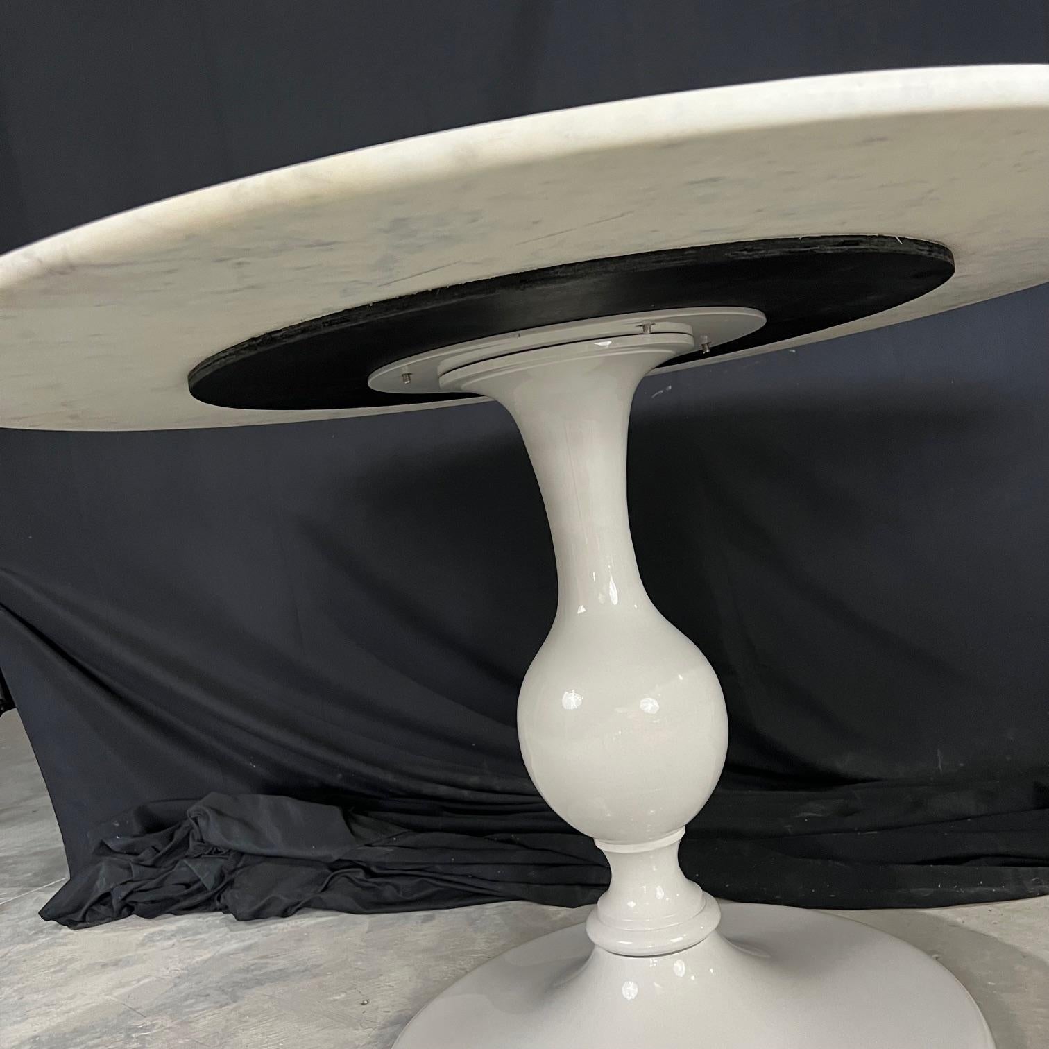 Émail  Table de salle à manger italienne ronde à plateau en marbre Carrera en vente