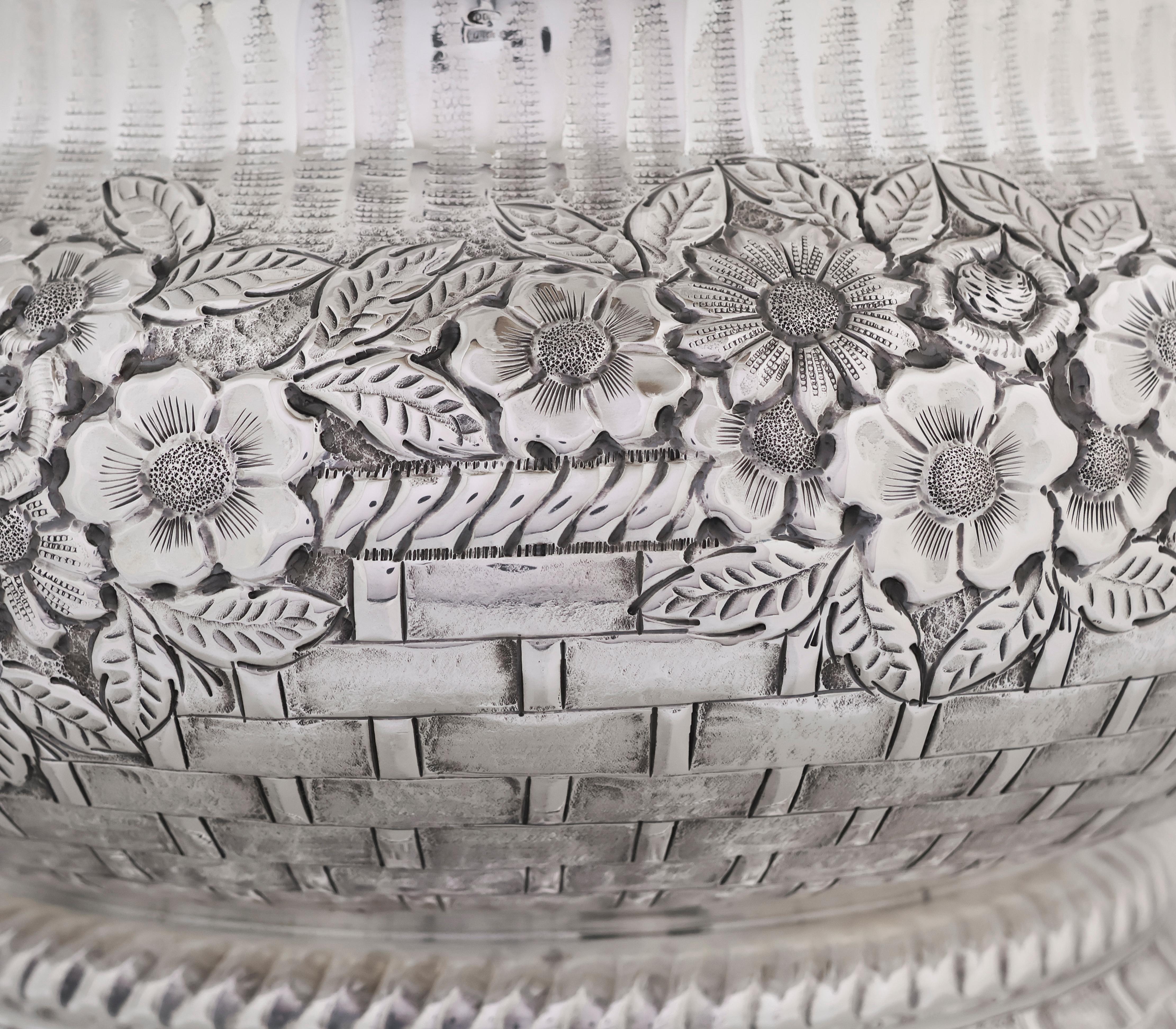 Italian Round Centerpiece Bowl in 800 Silver by Fani (1900) In Excellent Condition For Sale In Bergamo, BG
