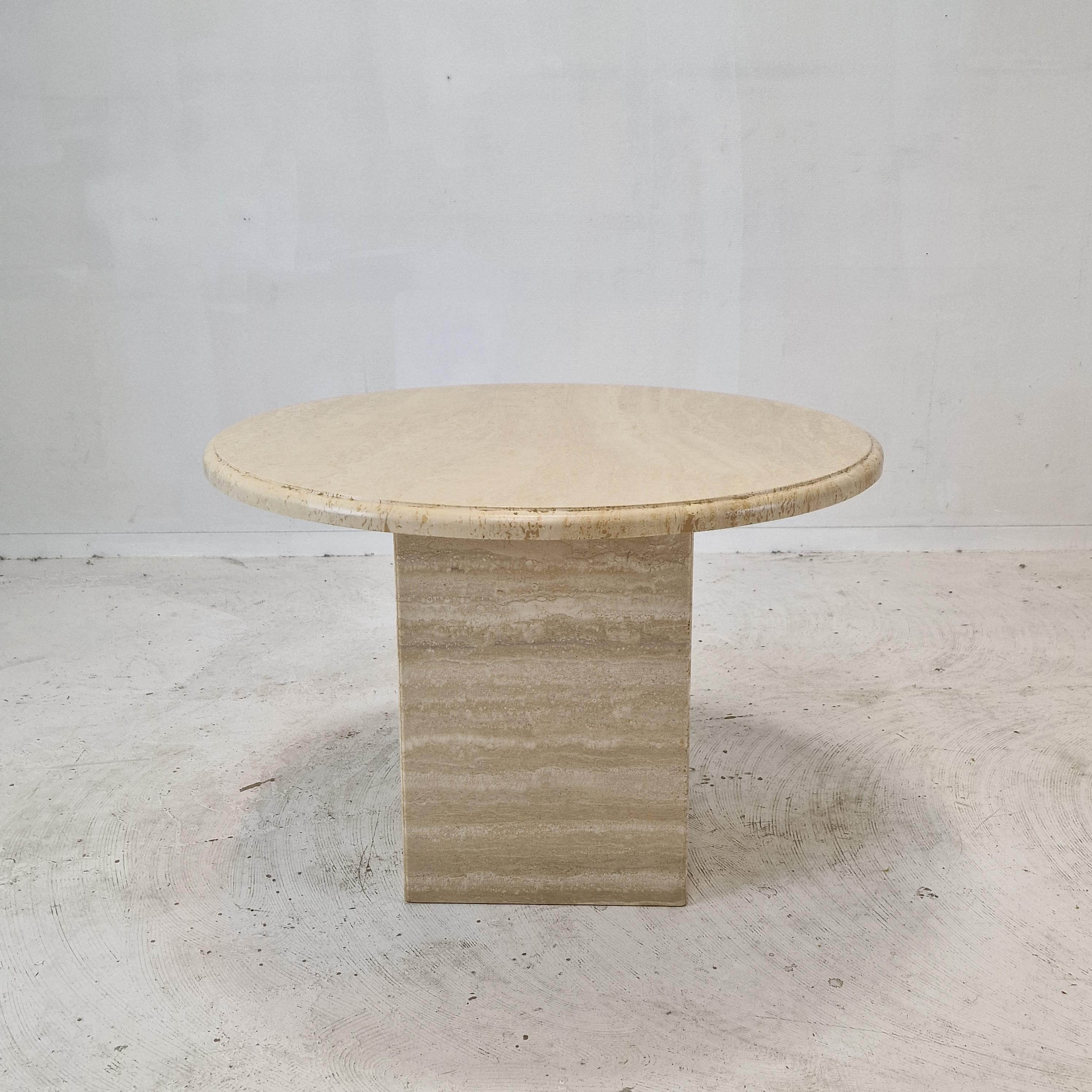 Très belle table basse ou table d'appoint italienne de forme ronde, fabriquée à la main en travertin, années 1980. 

Il est fait d'un magnifique travertin. 
Veuillez prendre note des très beaux motifs. 

Il présente les traces normales