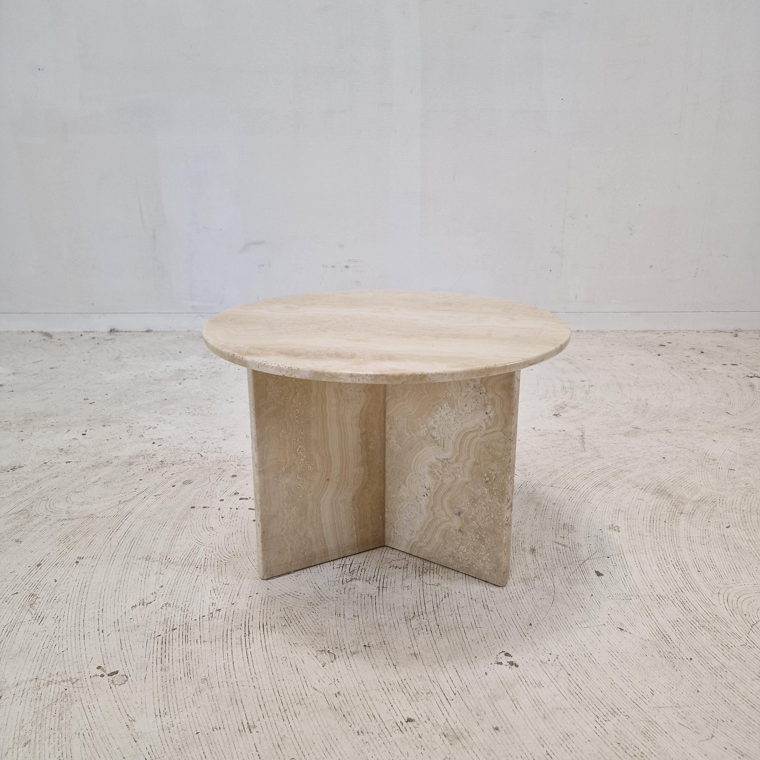 Cute and very nice round Italian coffee or side table handcrafted out of travertine, 1980s. 

It is made of beautiful travertine. 
Please take notice of the very nice patterns. 

It has the normal traces of use, see the pictures. 

We work with