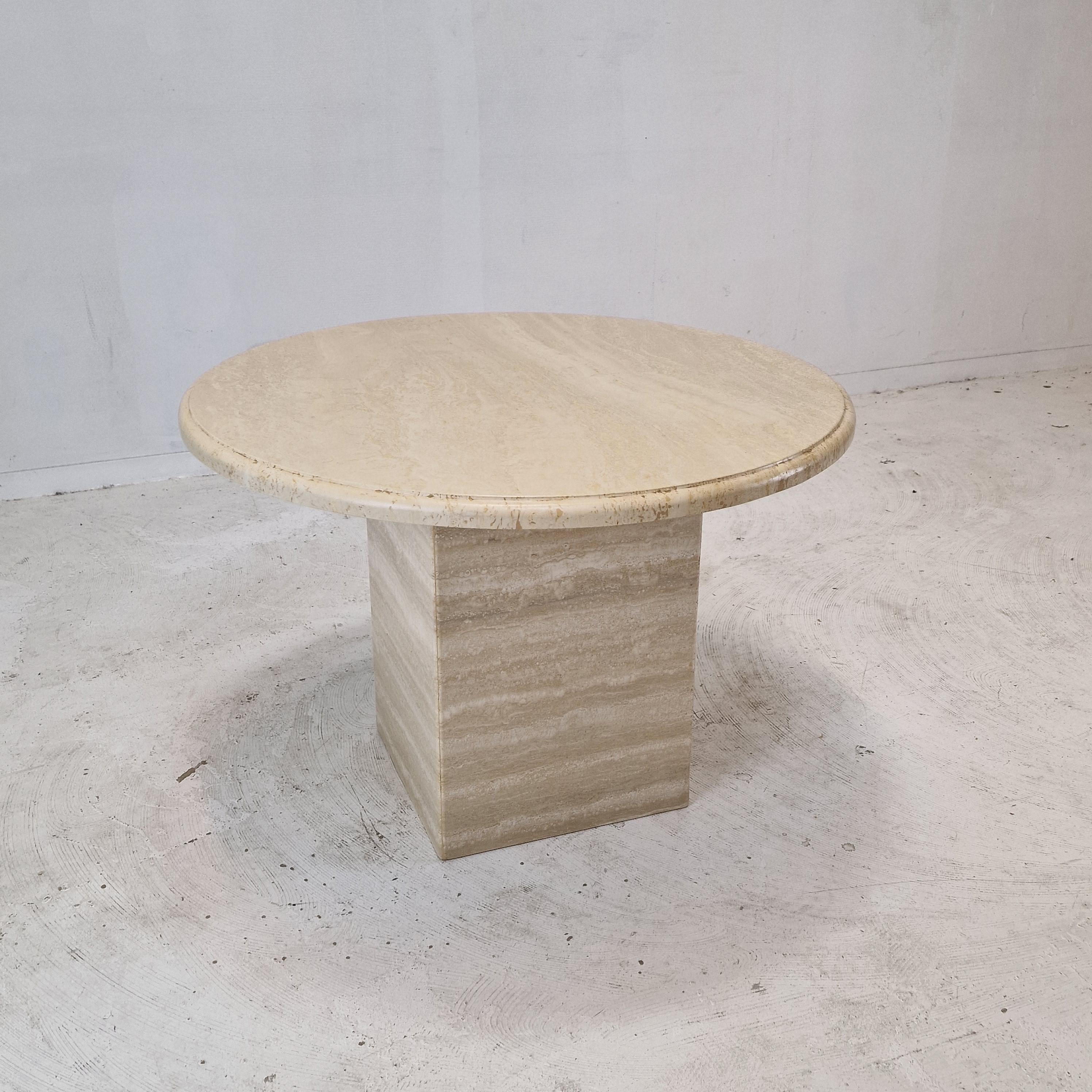Hand-Crafted Italian Round Coffee or Side Table in Travertine, 1980s For Sale