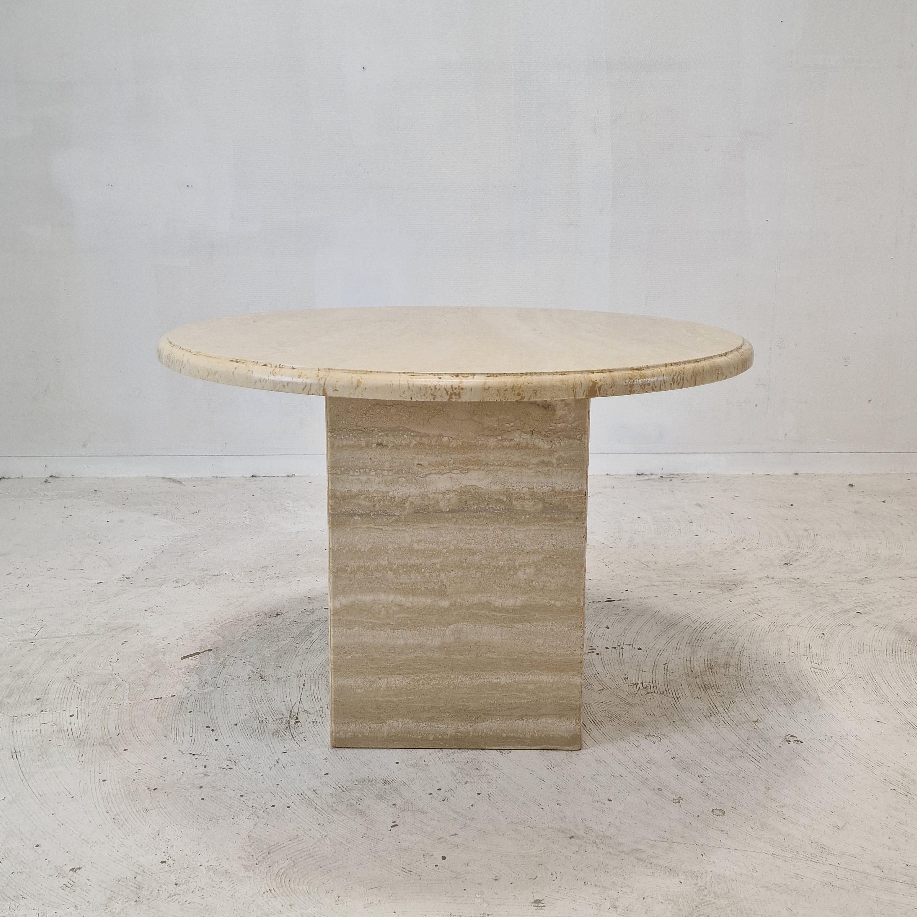 Italian Round Coffee or Side Table in Travertine, 1980s In Good Condition For Sale In Oud Beijerland, NL