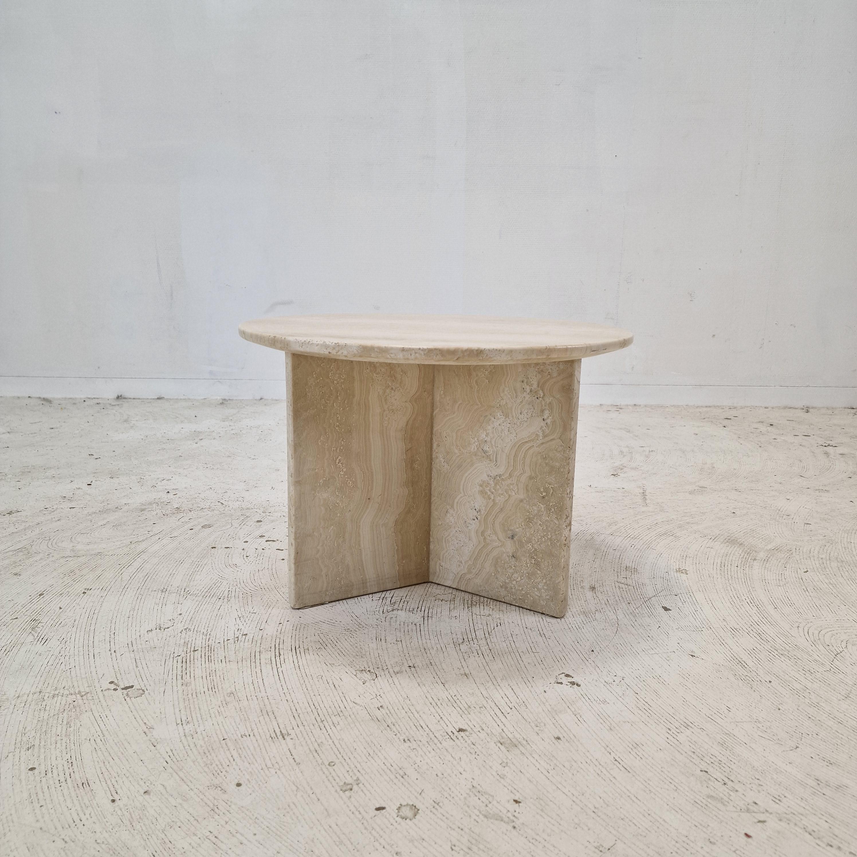 Italian Round Coffee or Side Table in Travertine, 1980s In Good Condition For Sale In Oud Beijerland, NL