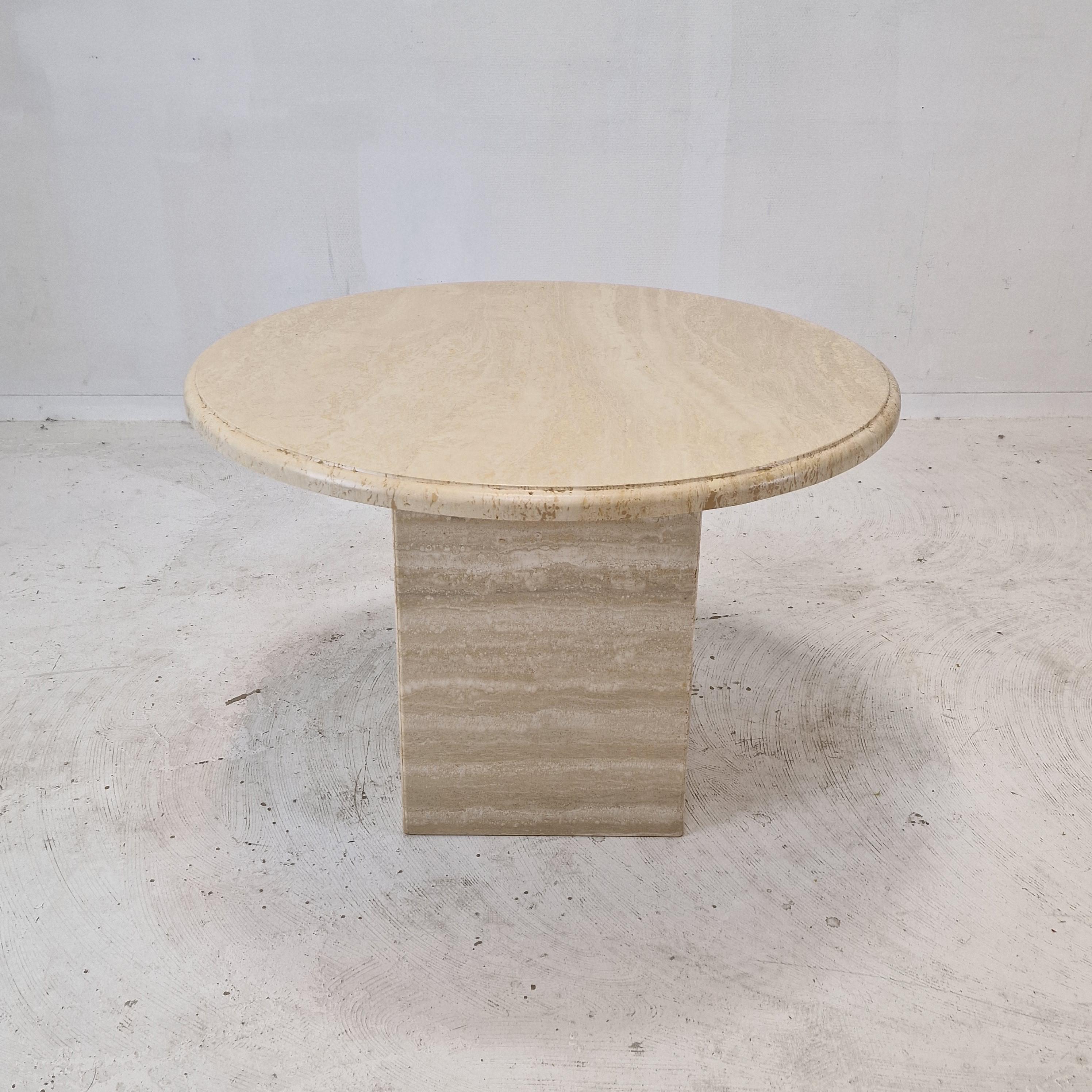 Italian Round Coffee or Side Table in Travertine, 1980s For Sale 1