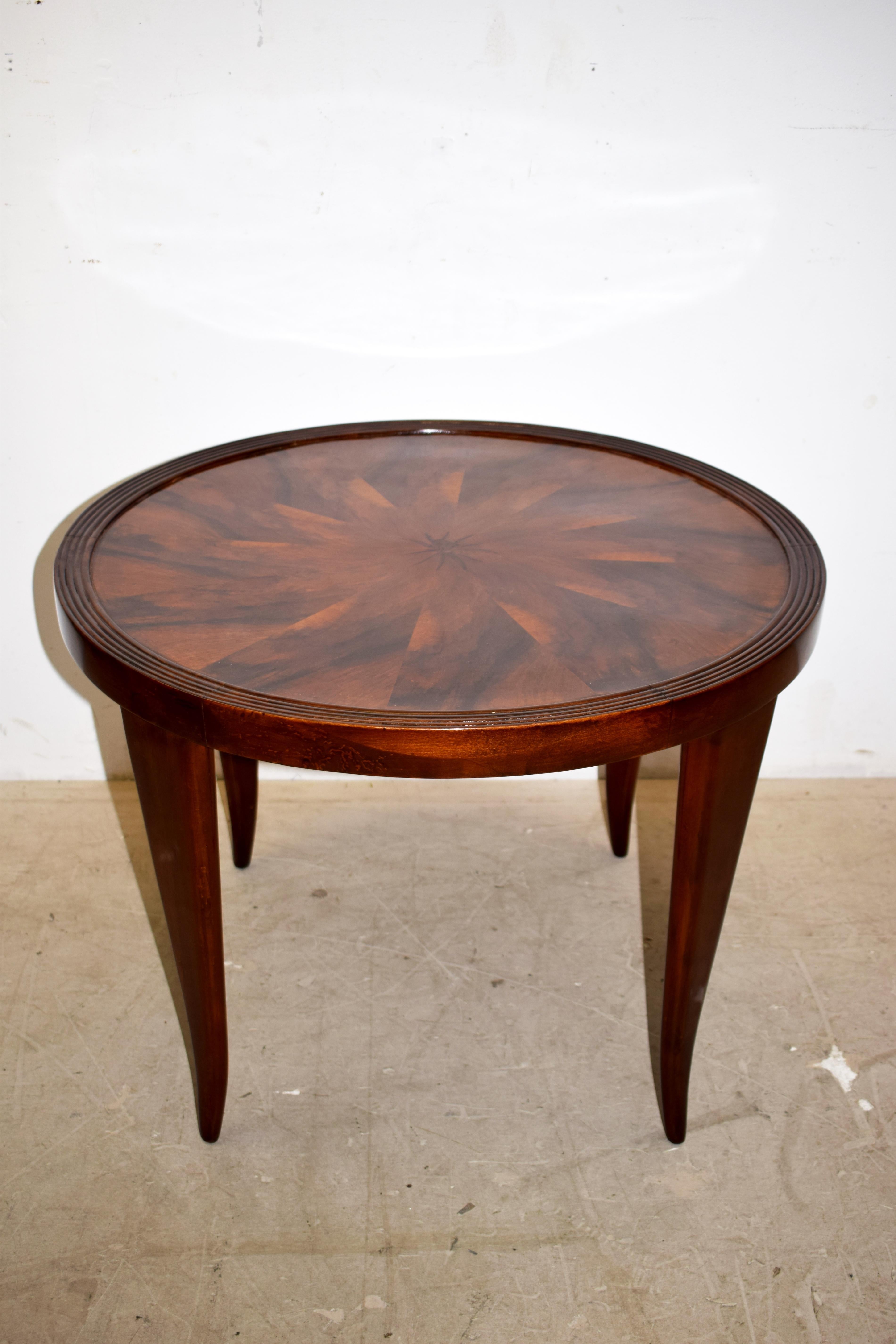 Italian round coffee table, 1940s.
Dimensions: H= 50 cm; D= 67 cm.