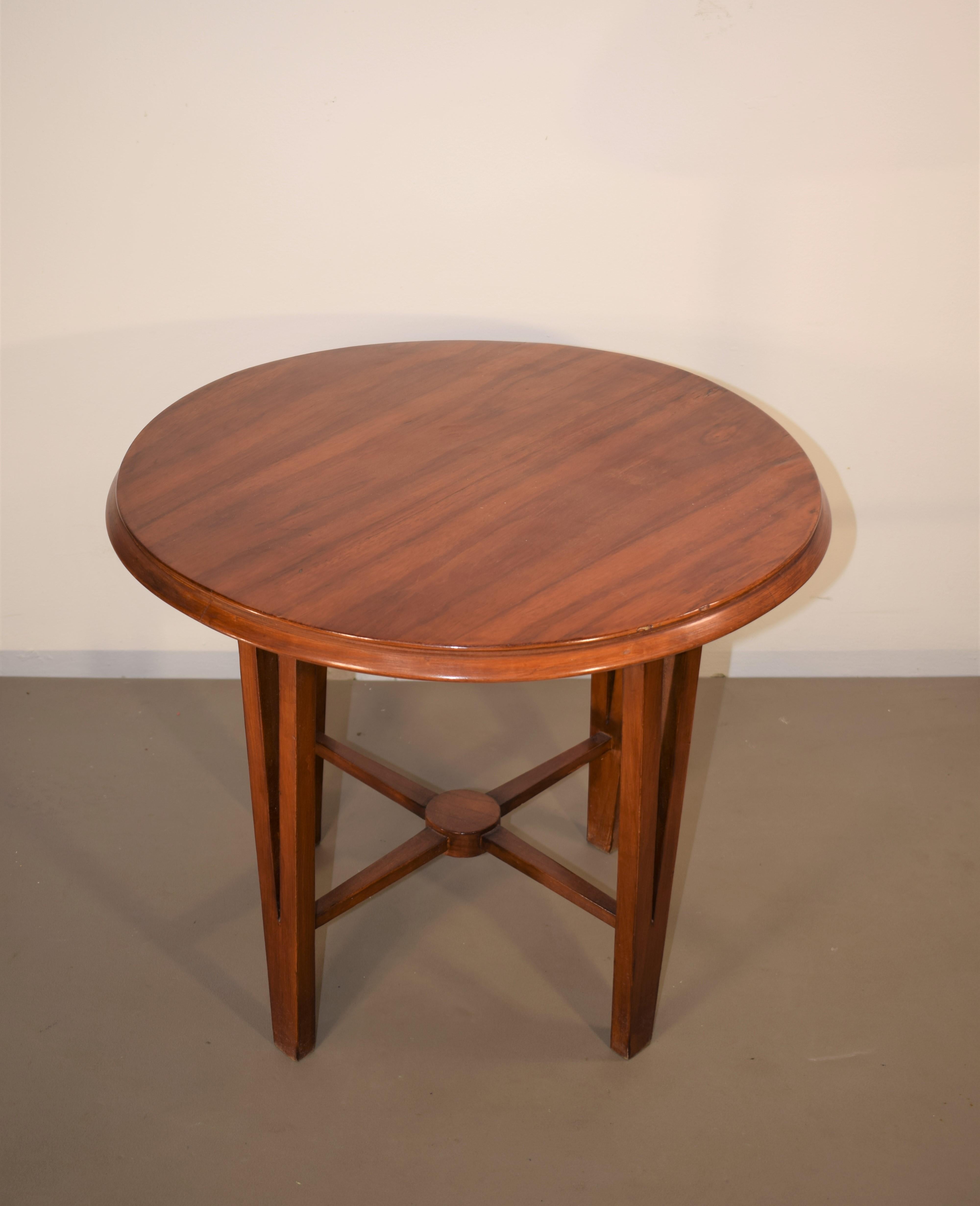 Italian round coffee table, 1940s.

Dimensions: H= 51 cm; D= 61 cm.