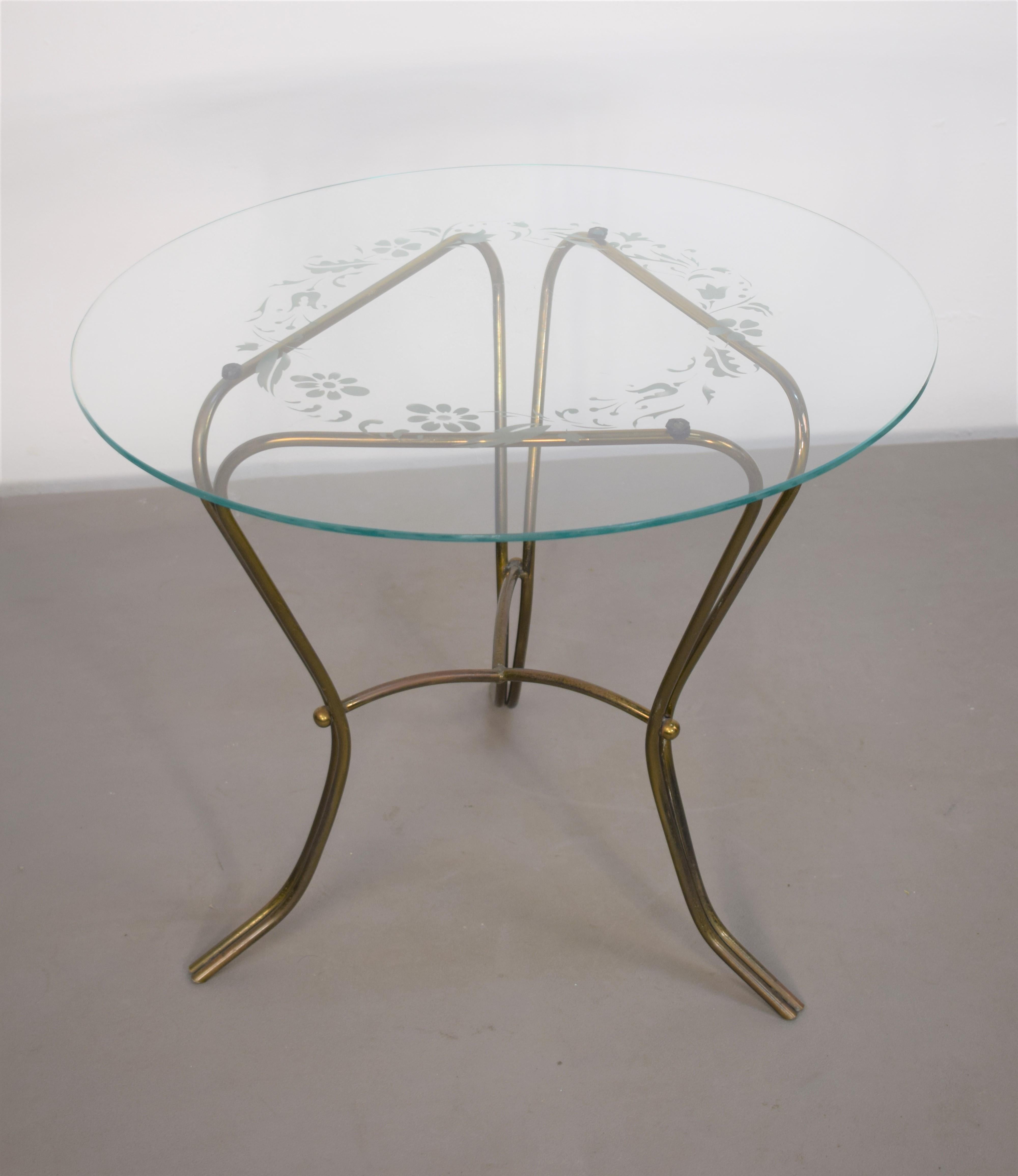 Italian round coffee table, 1950s.

Dimensions: H= 52 cm; D= 60 cm.