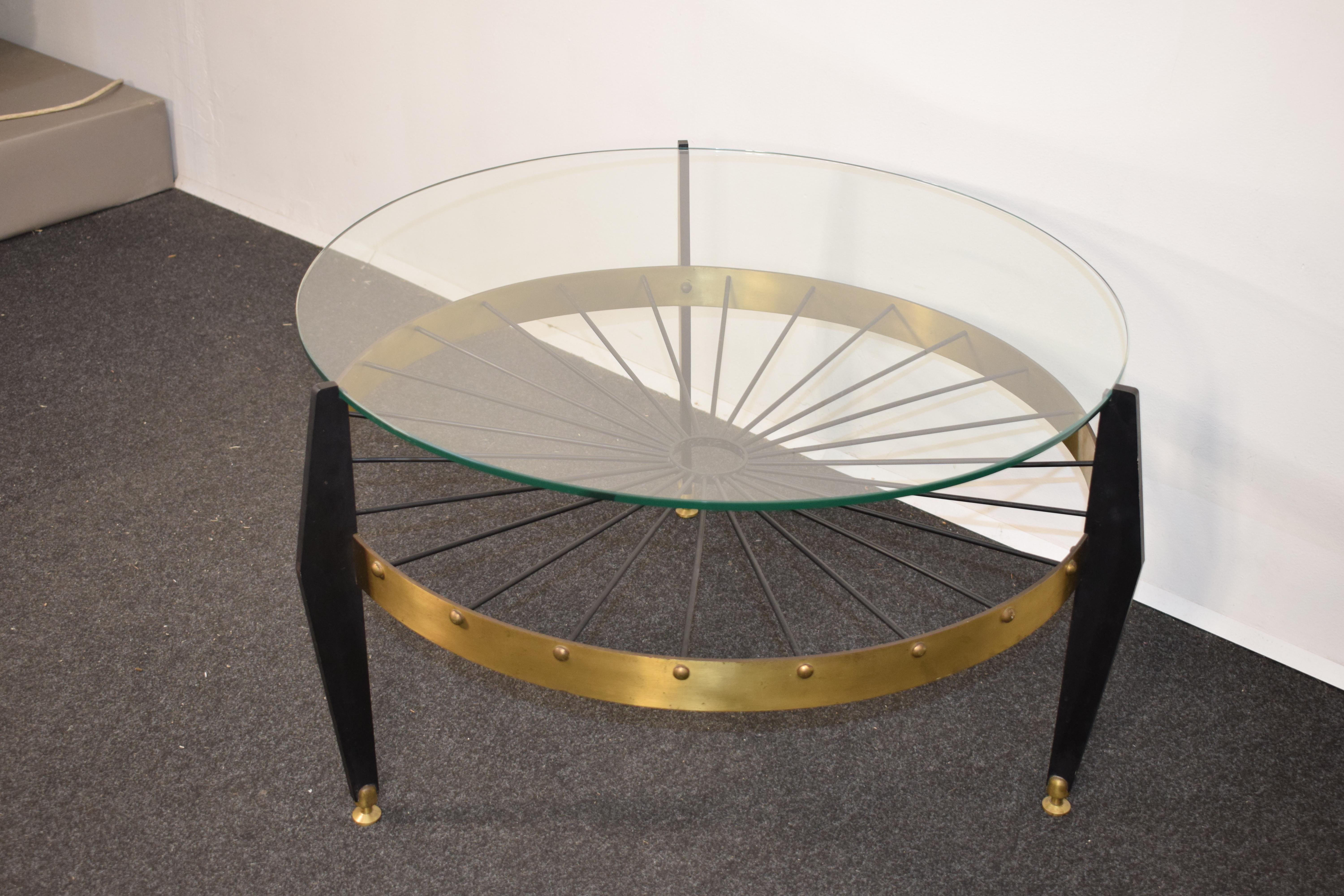 Italian round coffee table, brass, metal and glass, 1950s.

Dimensions: H= 42 cm; D= 75 cm.