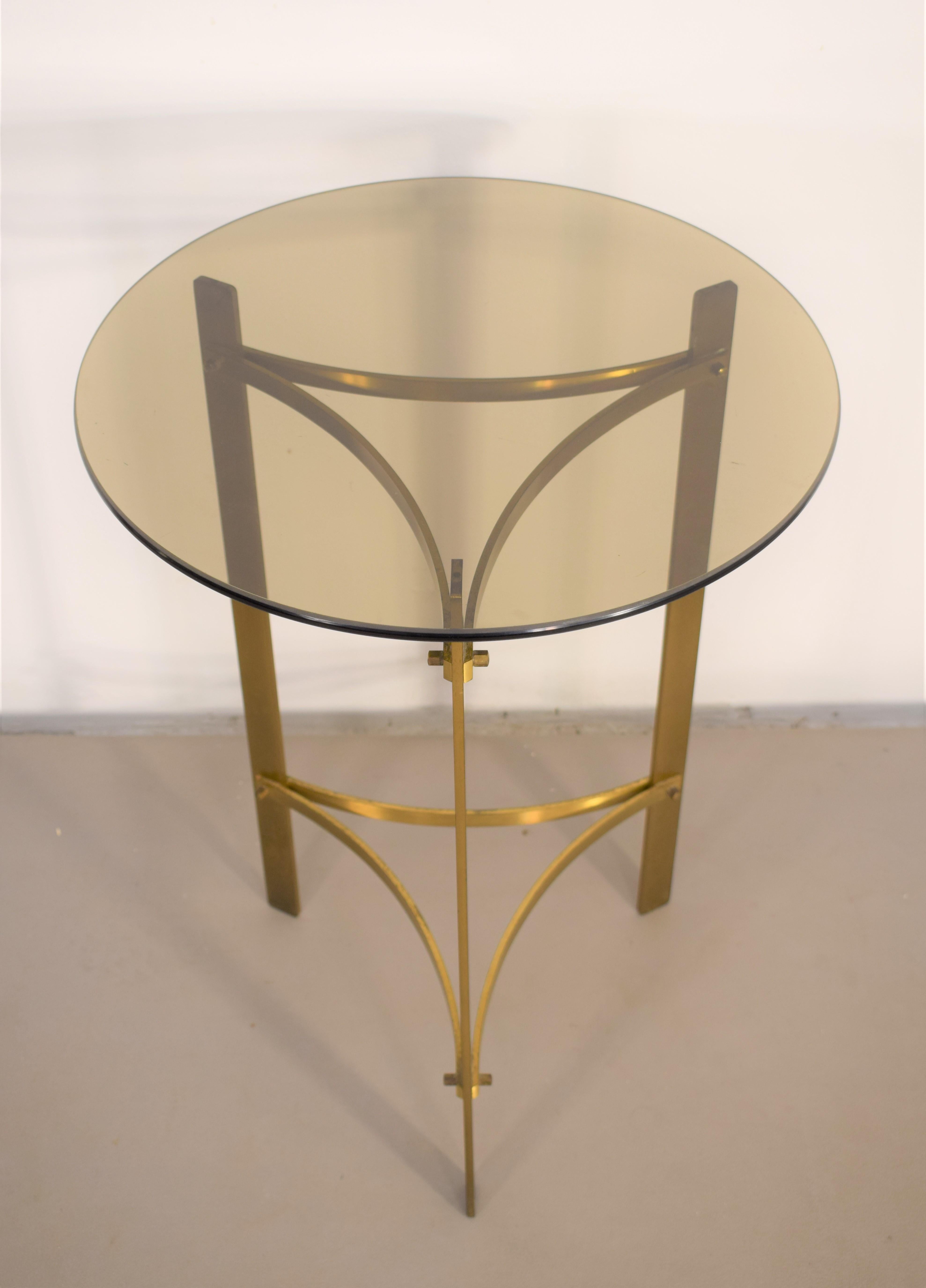Table basse ronde italienne, laiton et verre fumé, années 1960.

Dimensions : H= 61 cm ; P= 44 cm : H= 61 cm ; D= 44 cm.