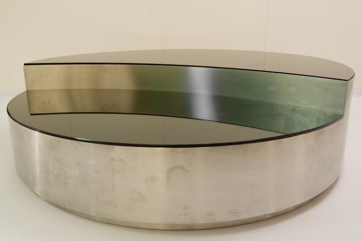 Table basse ronde italienne en chrome brossé avec plateau en miroir fumé.