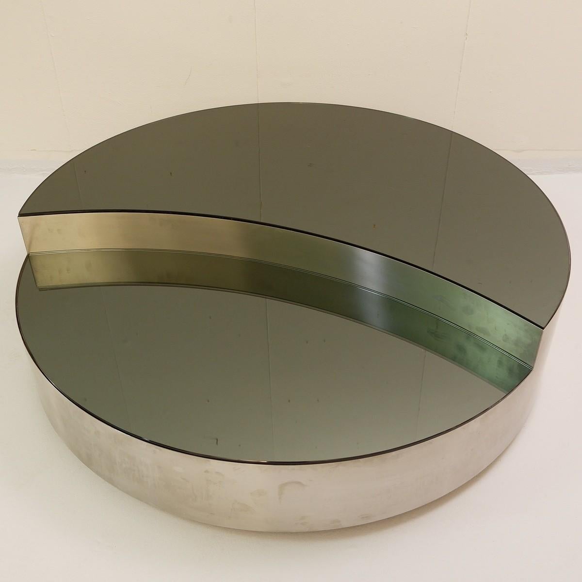 Table basse ronde italienne en chrome brossé dessus en miroir fumé Bon état - En vente à Brussels, BE