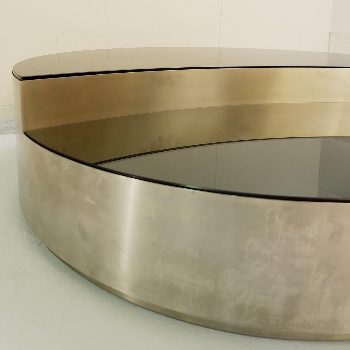 Chrome Table basse ronde italienne en chrome brossé dessus en miroir fumé en vente