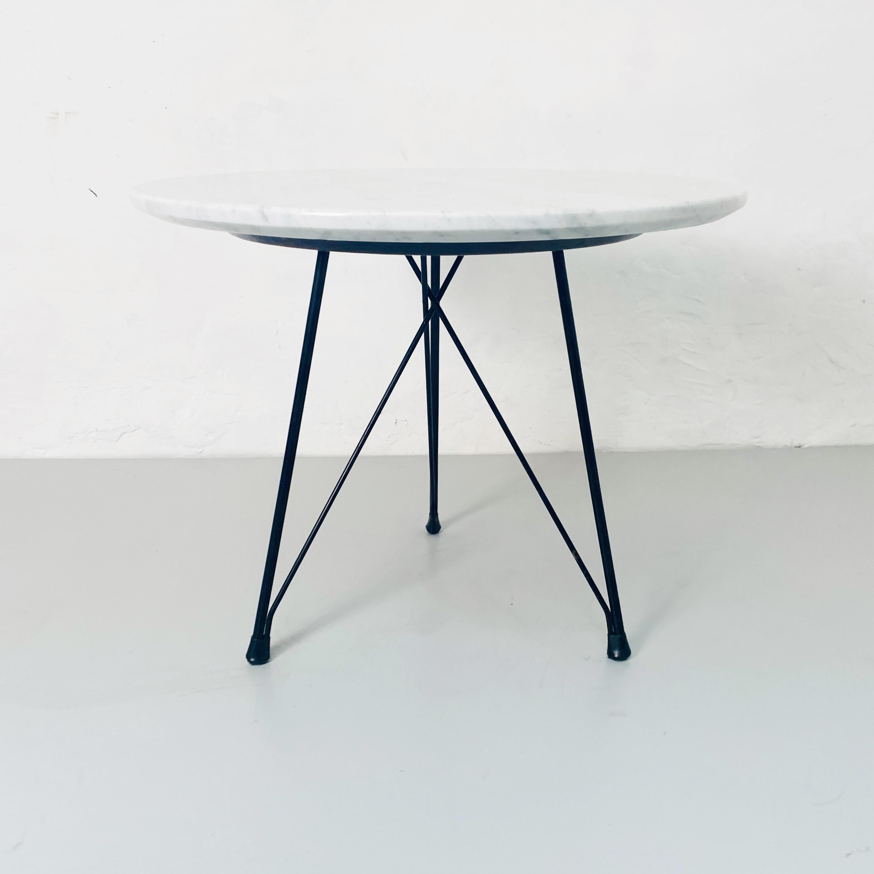 Runder Couchtisch aus Marmor und schwarz emailliertem Metall, 1960er Jahre
schönen kleinen Tisch, perfekt für Wohn-, Bad, Nachttisch Couchtisch, vielseitig, und Eleganz.
Realisiert in den 1950er oder 1960er Jahren mit rundem weißem Carrara-Marmor