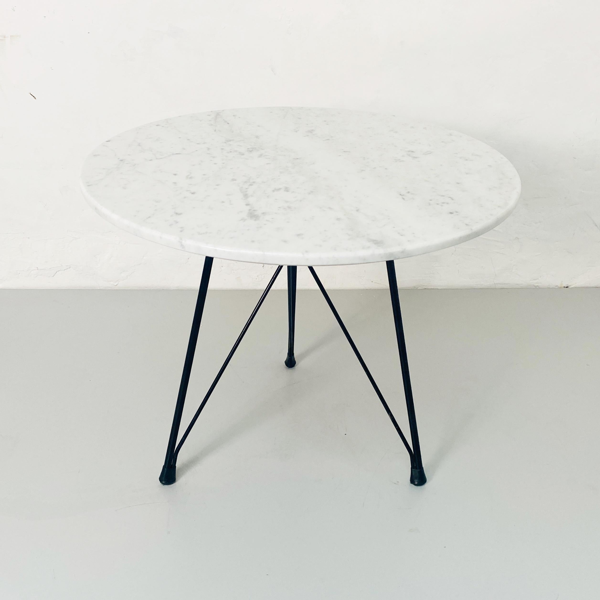 Mid-Century Modern Table basse ronde italienne en marbre et métal émaillé noir, années 1960 en vente